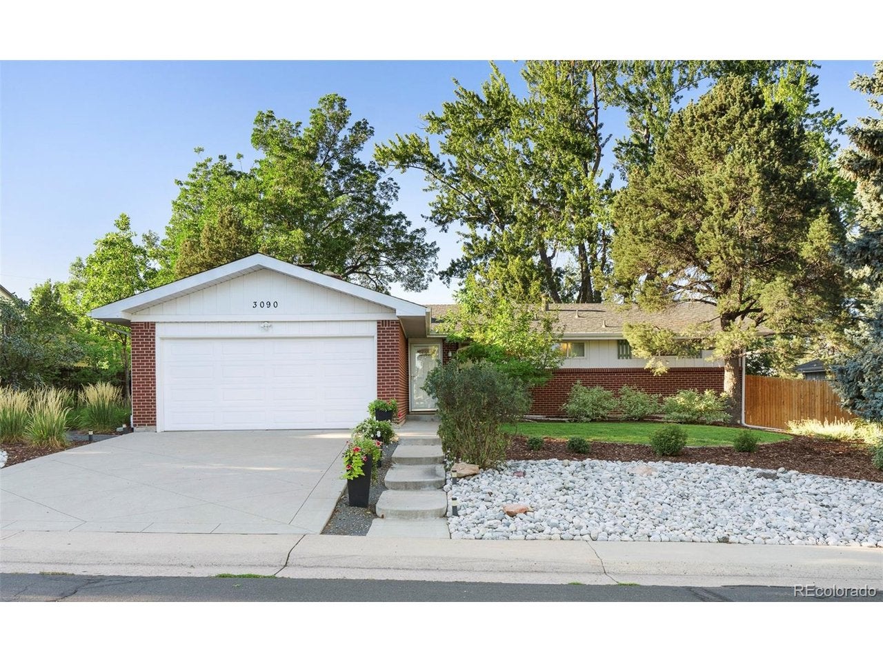 3090 E Weaver Ave — photo