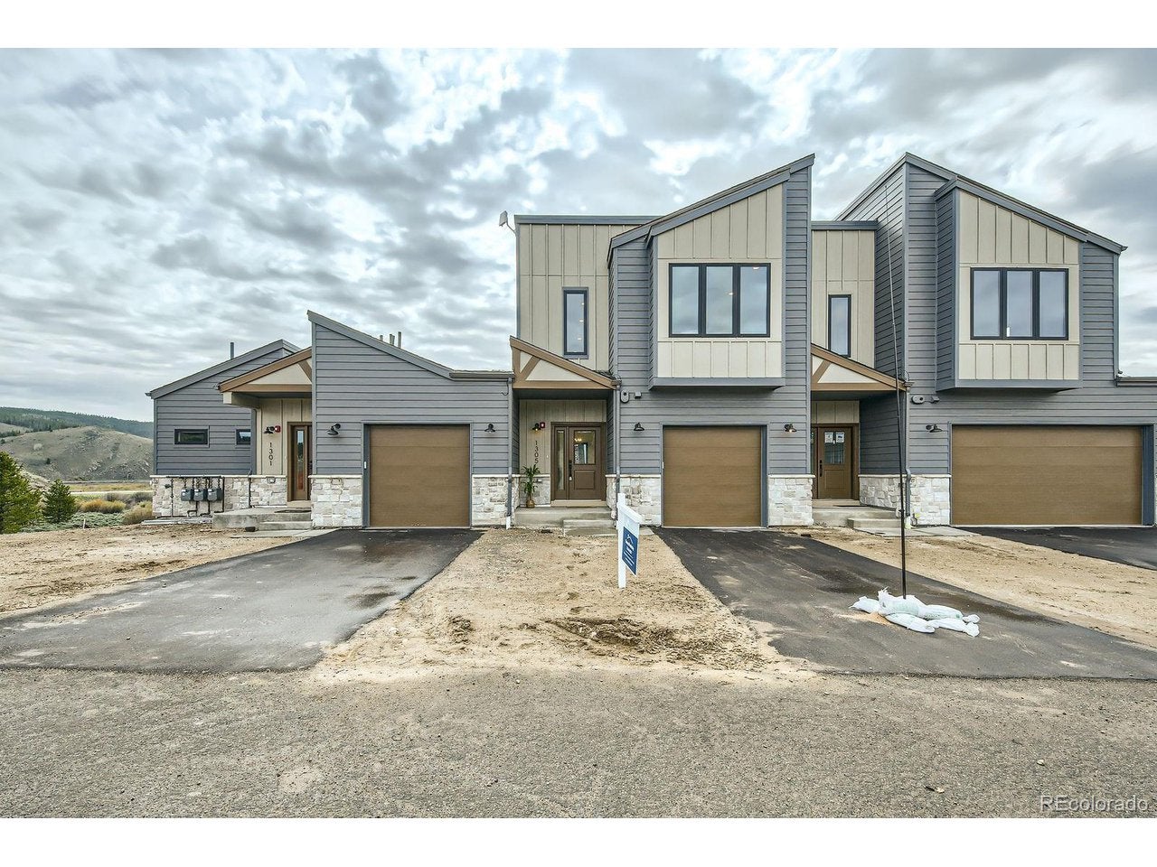 1305 James Dr — photo