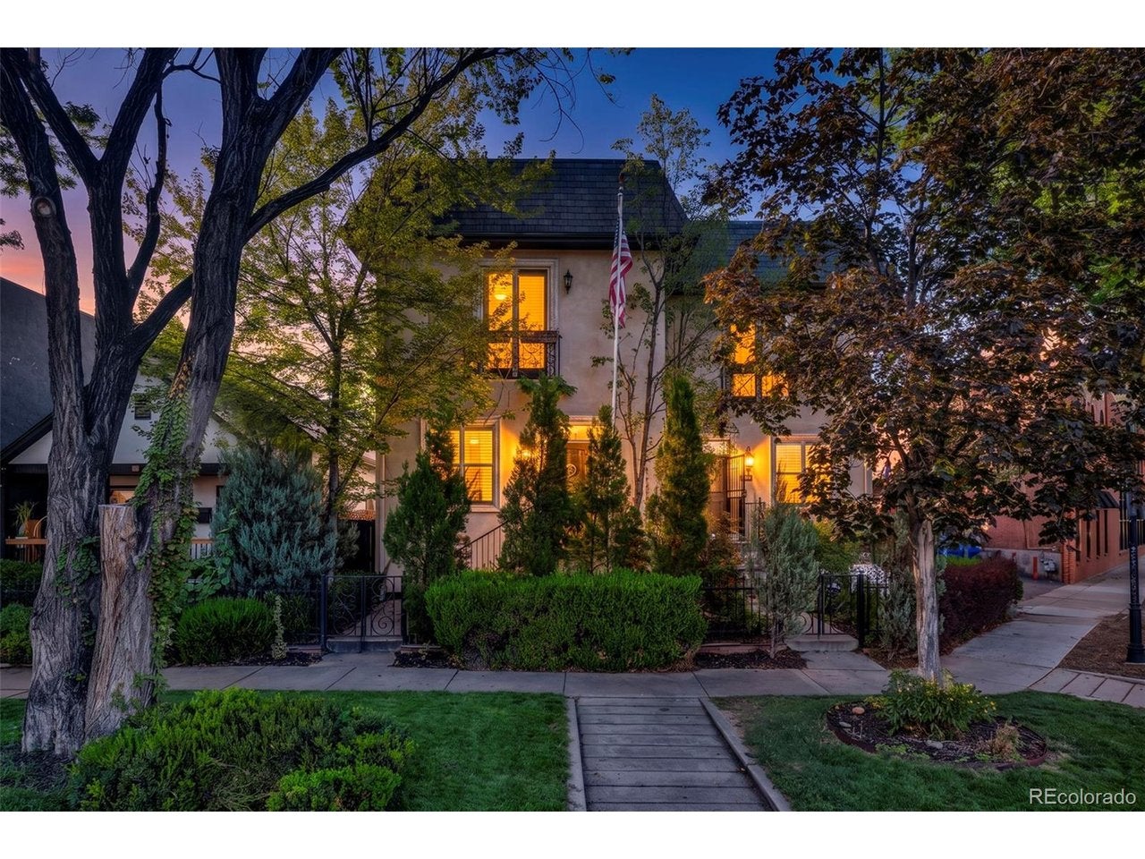 2527 Tremont Pl — photo