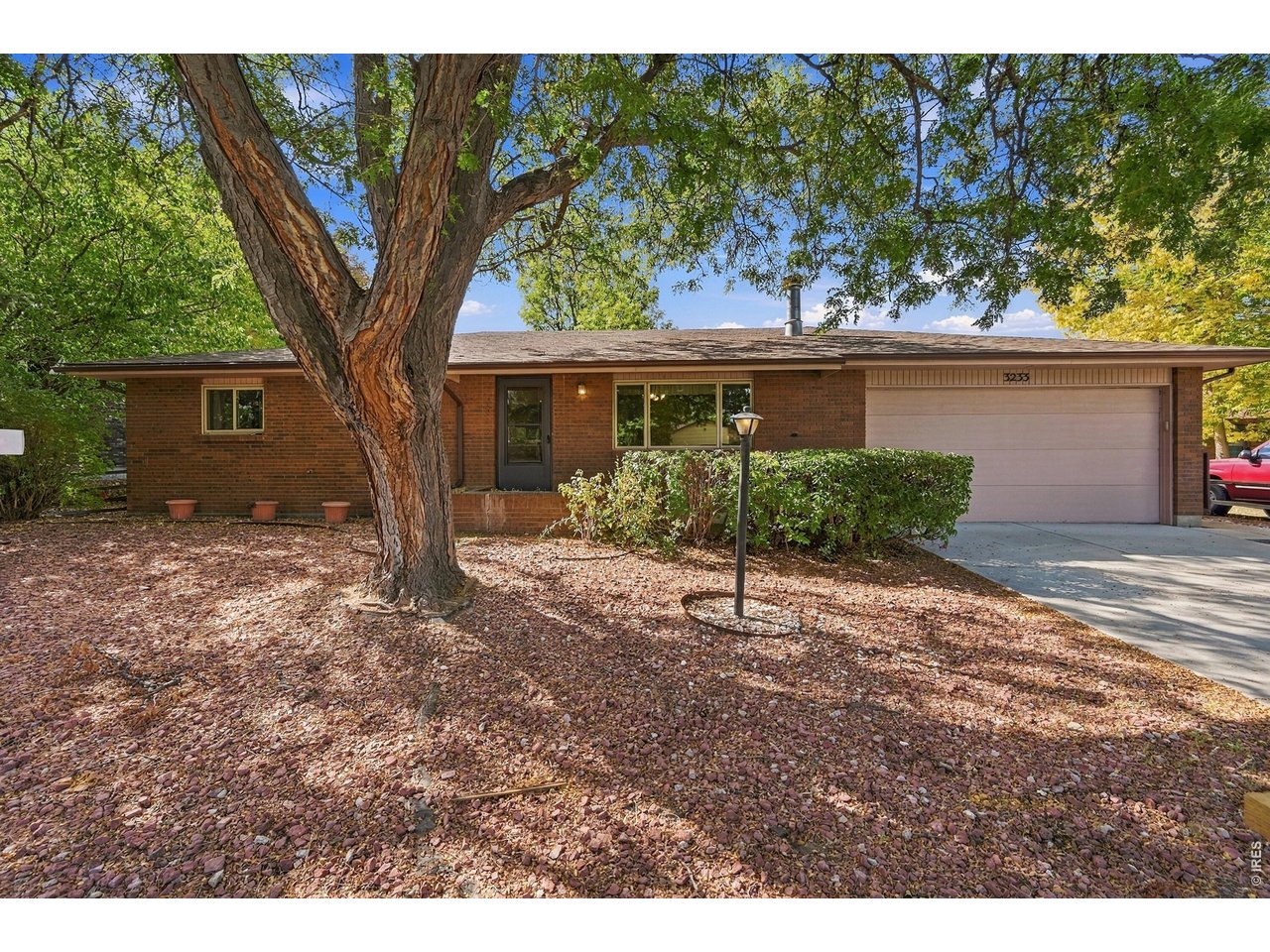 3233 Hawthorn Dr — photo
