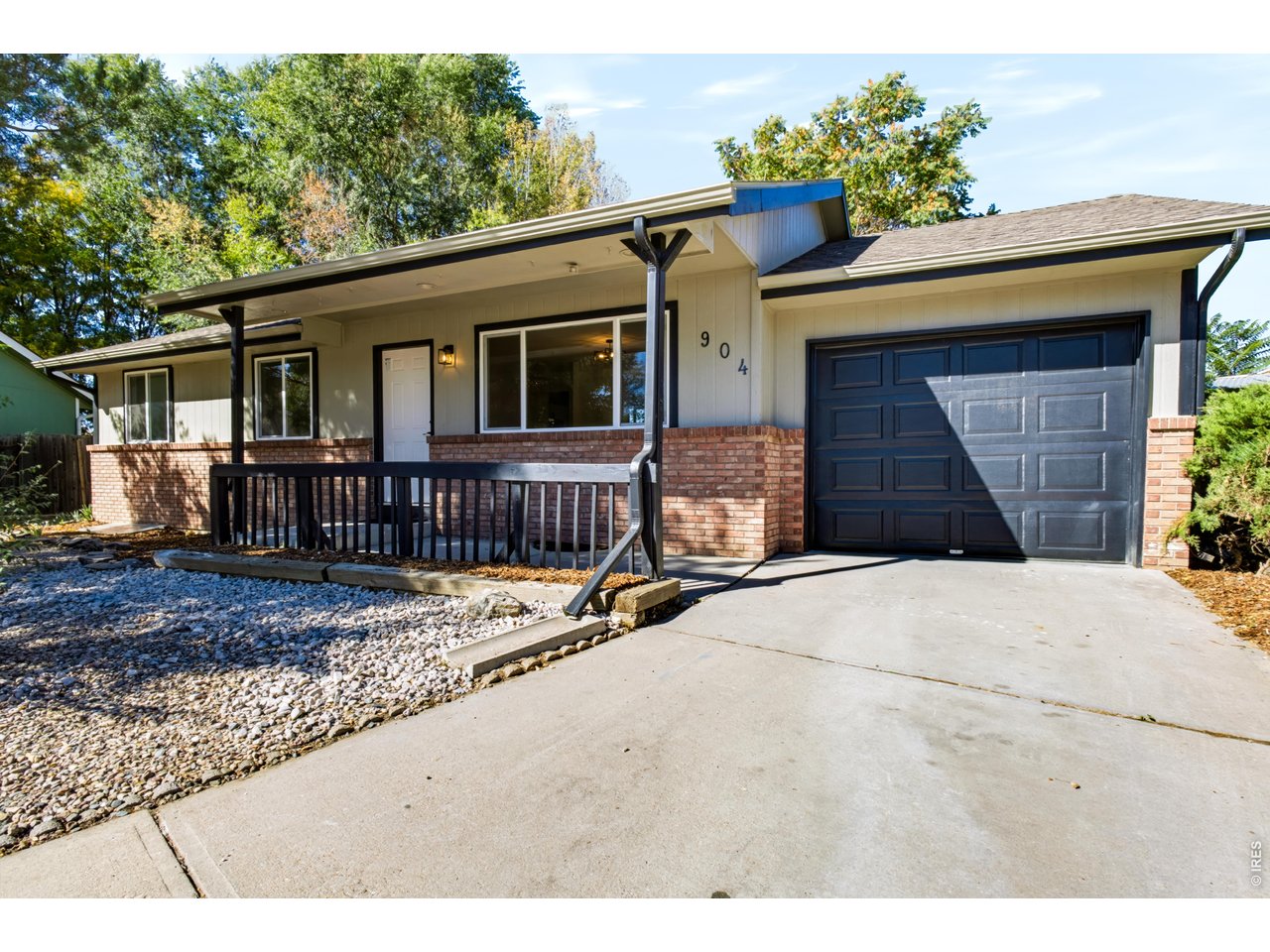 904 Foothills Ct — photo