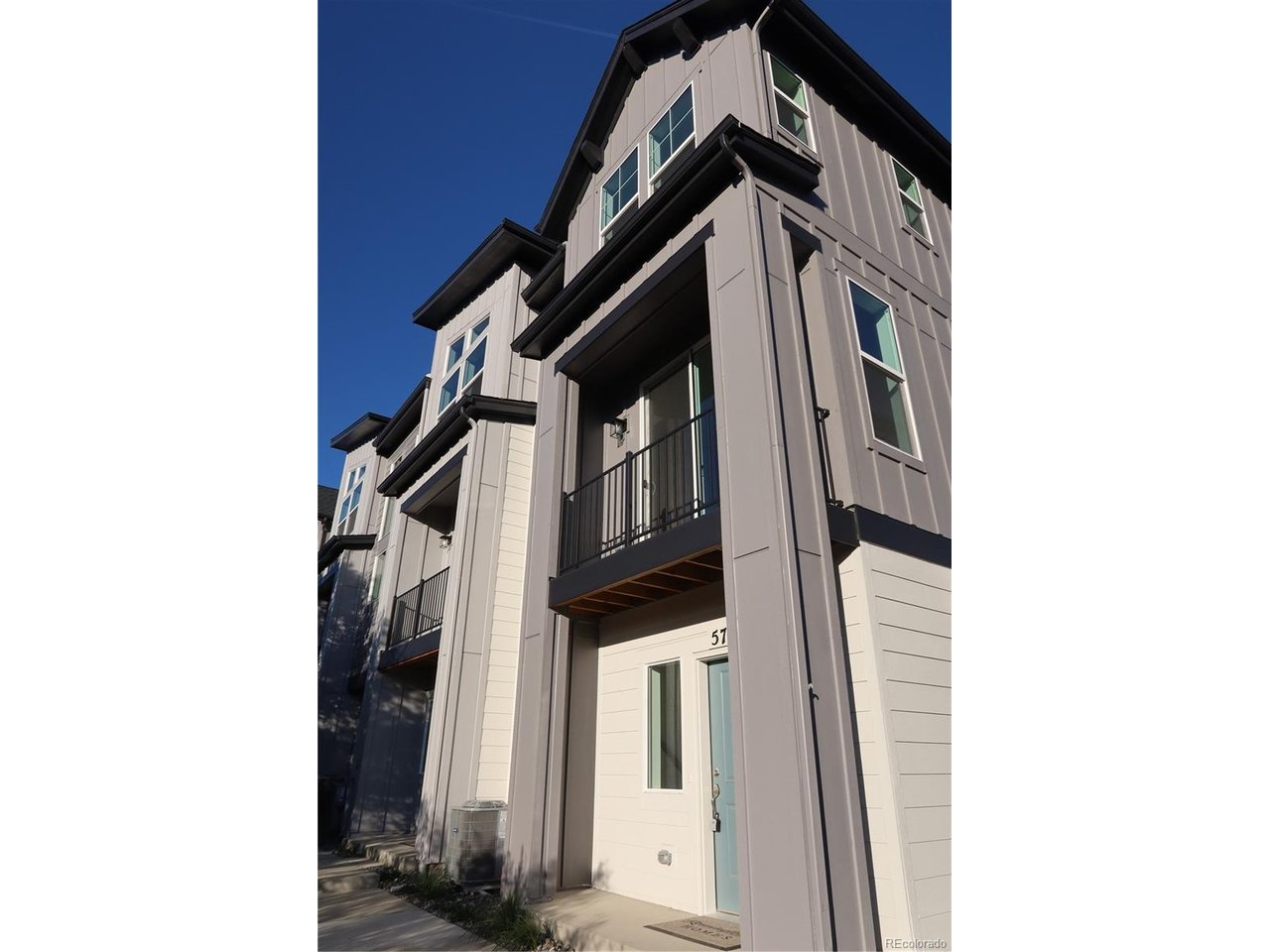5751 Union St — photo