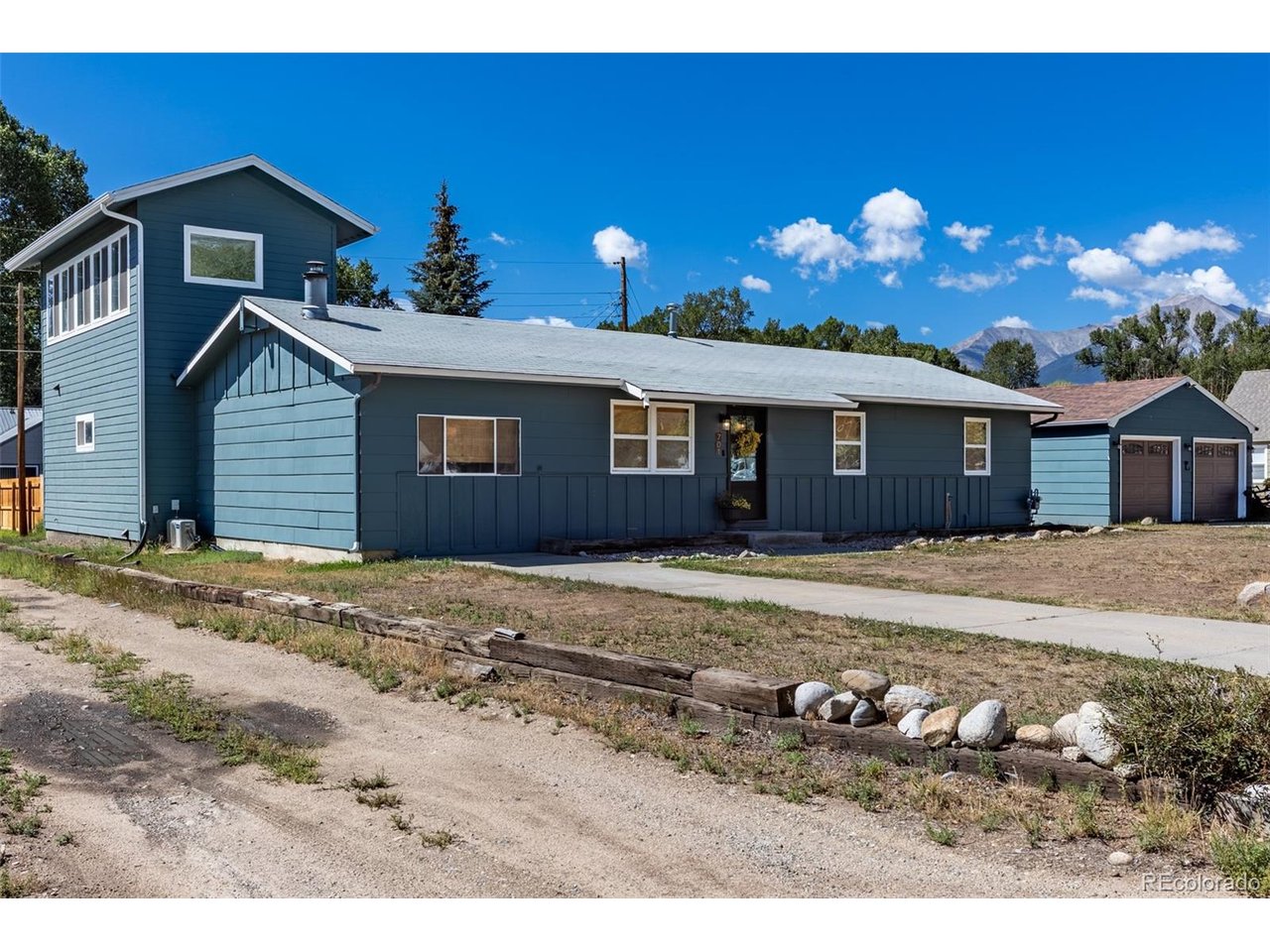 701 James Pl — photo