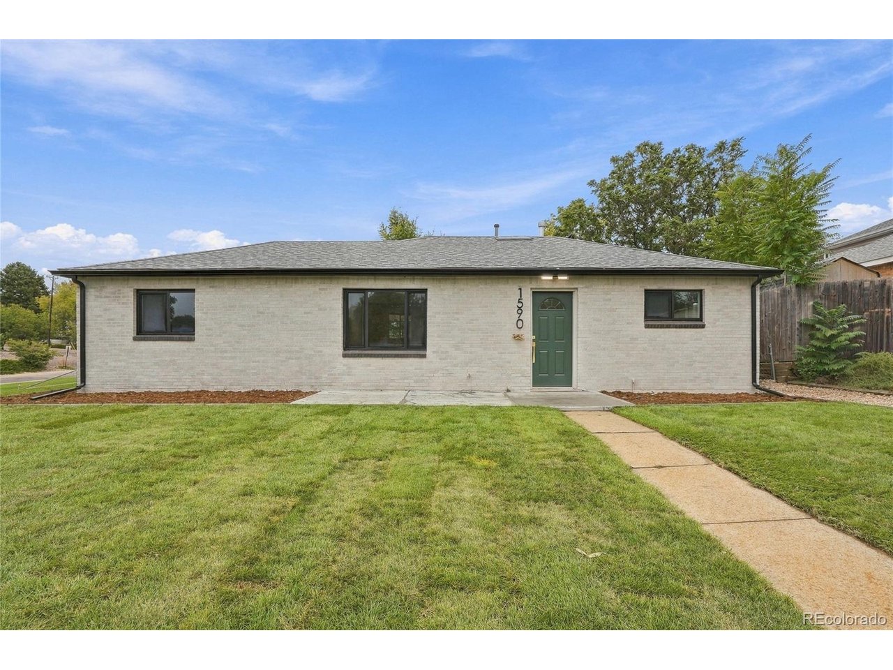 1590 Oak Pl — photo