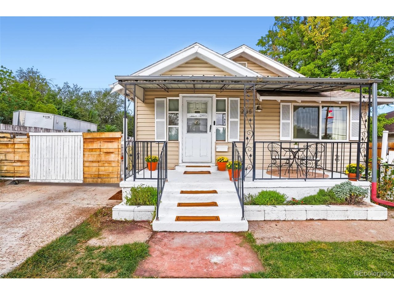 235 S Irving St — photo