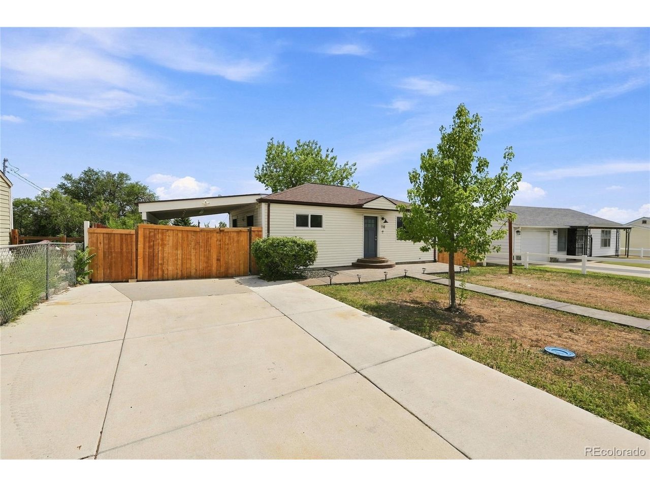 118 S Yates Way — photo