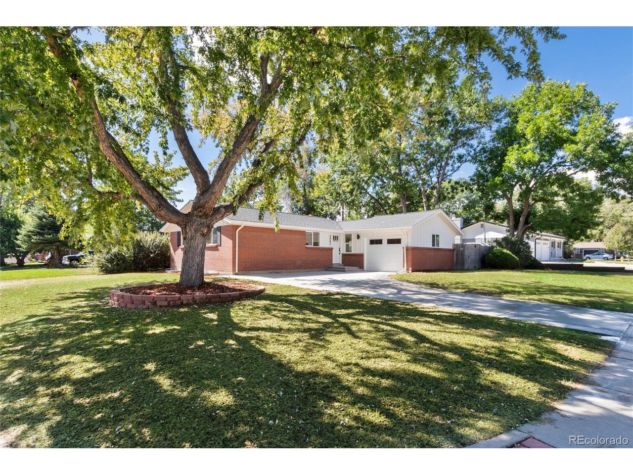 6885 Oak Way — photo