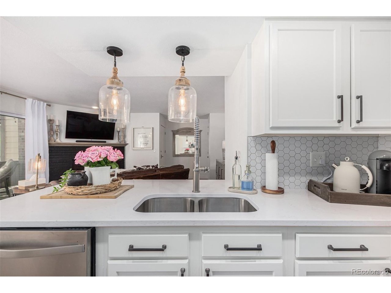 749 Canyon Dr — photo