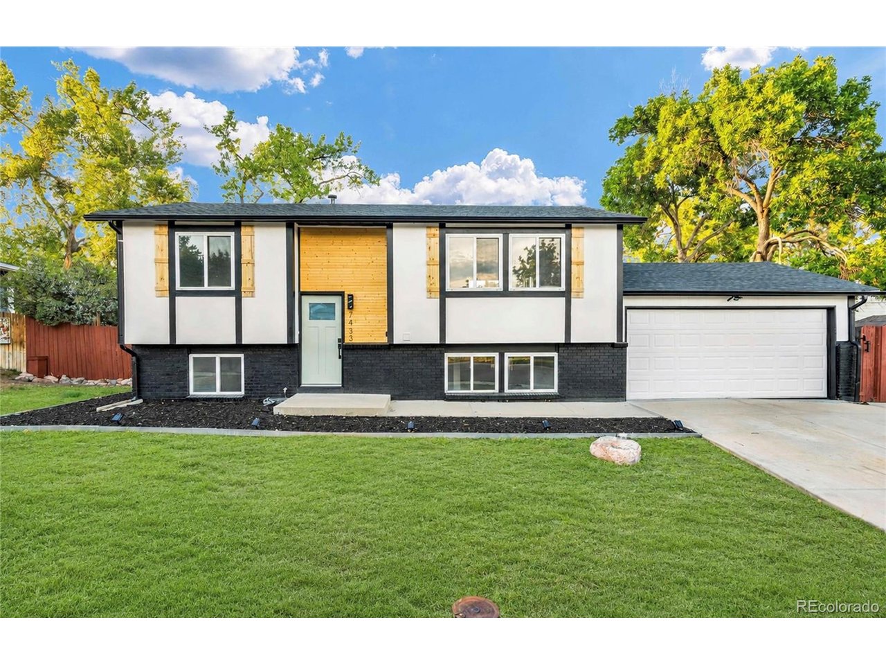7433 W Hinsdale Dr — photo