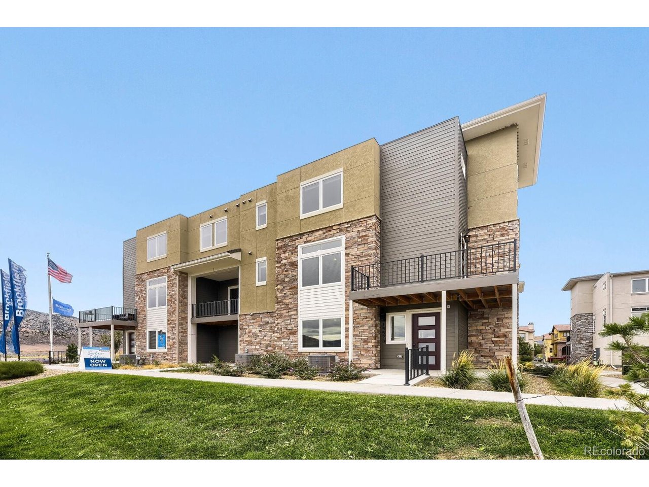 15573 W Washburn Dr — photo