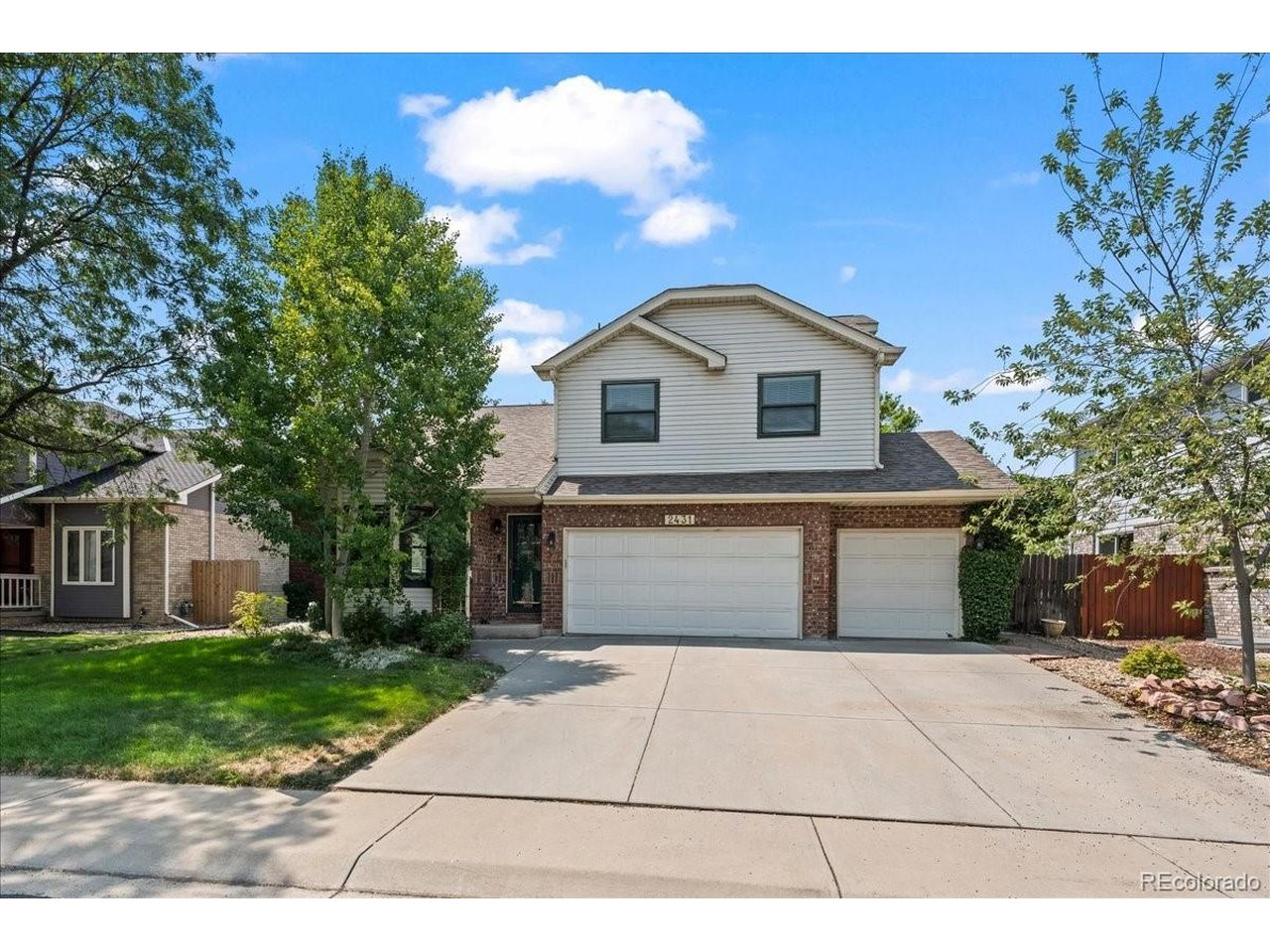 2431 Maplewood Cir — photo