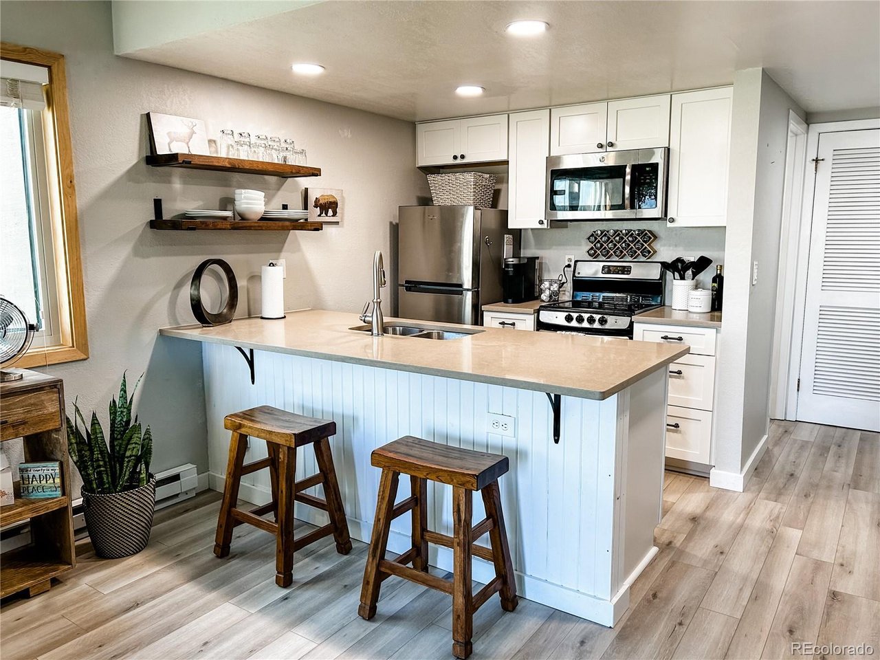 247 Lake Dr 3106 — photo