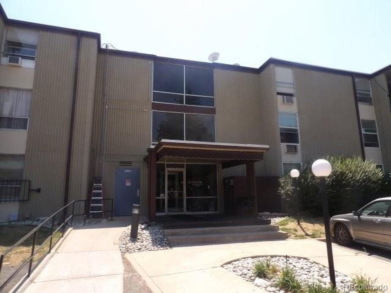 2231 S Vaughn Way 111B — photo