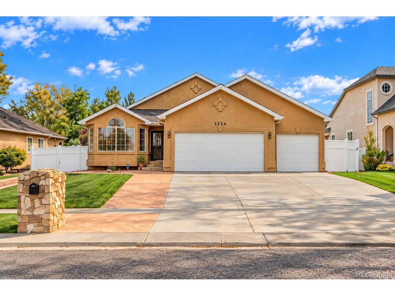 3326 Alturas Dr — photo