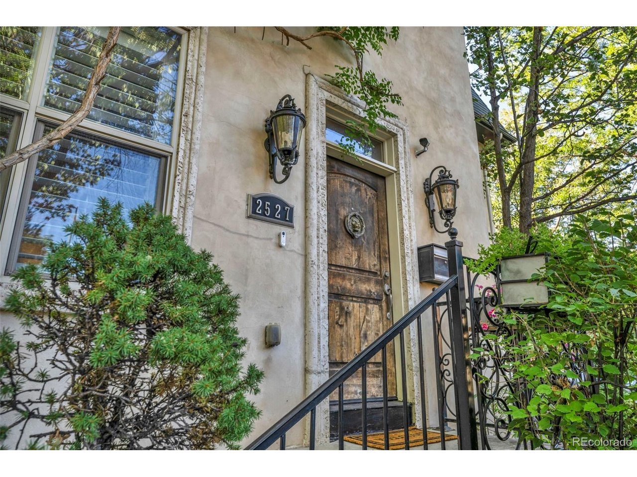 2527 Tremont Pl — photo