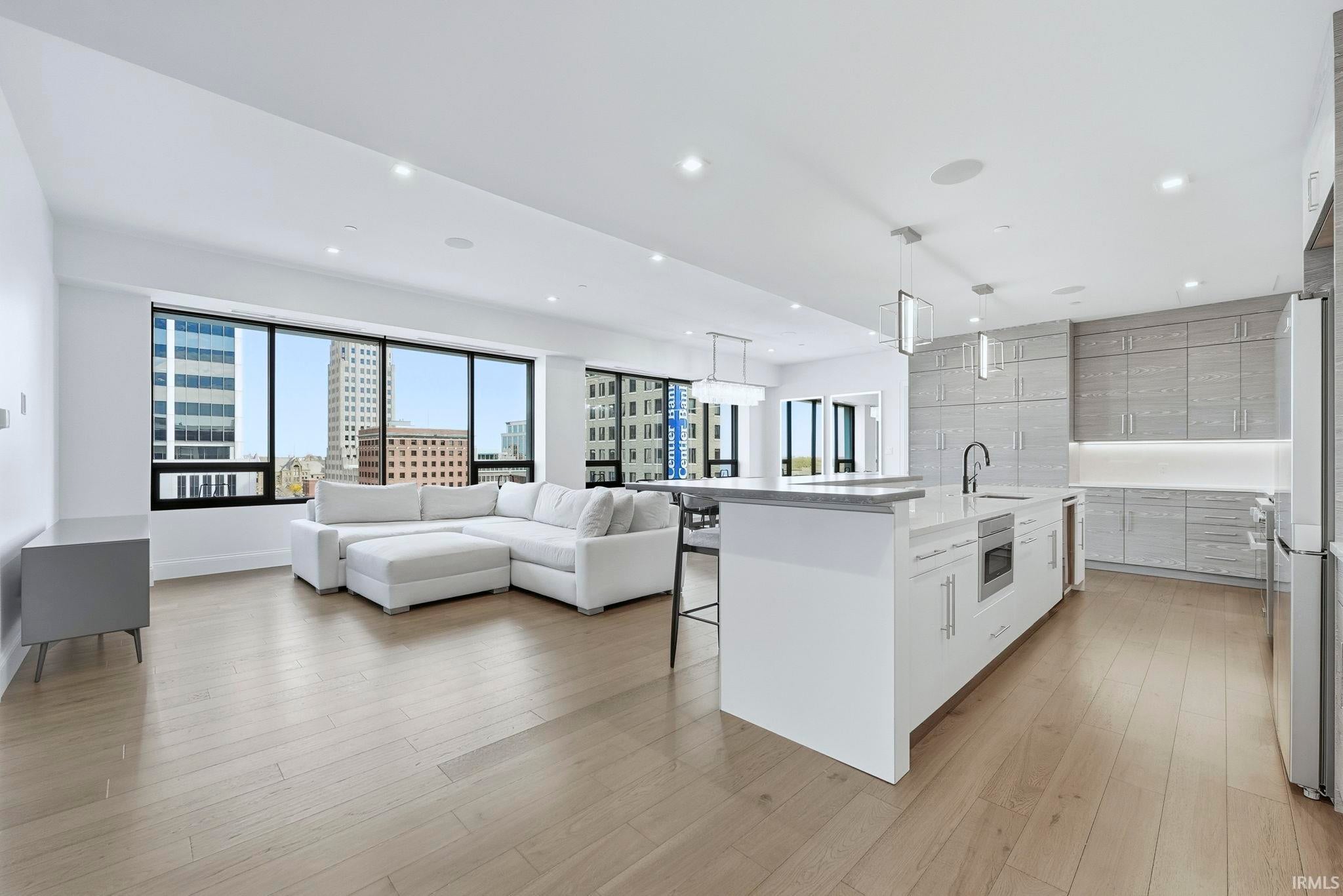 202 W Berry Street 730 — photo