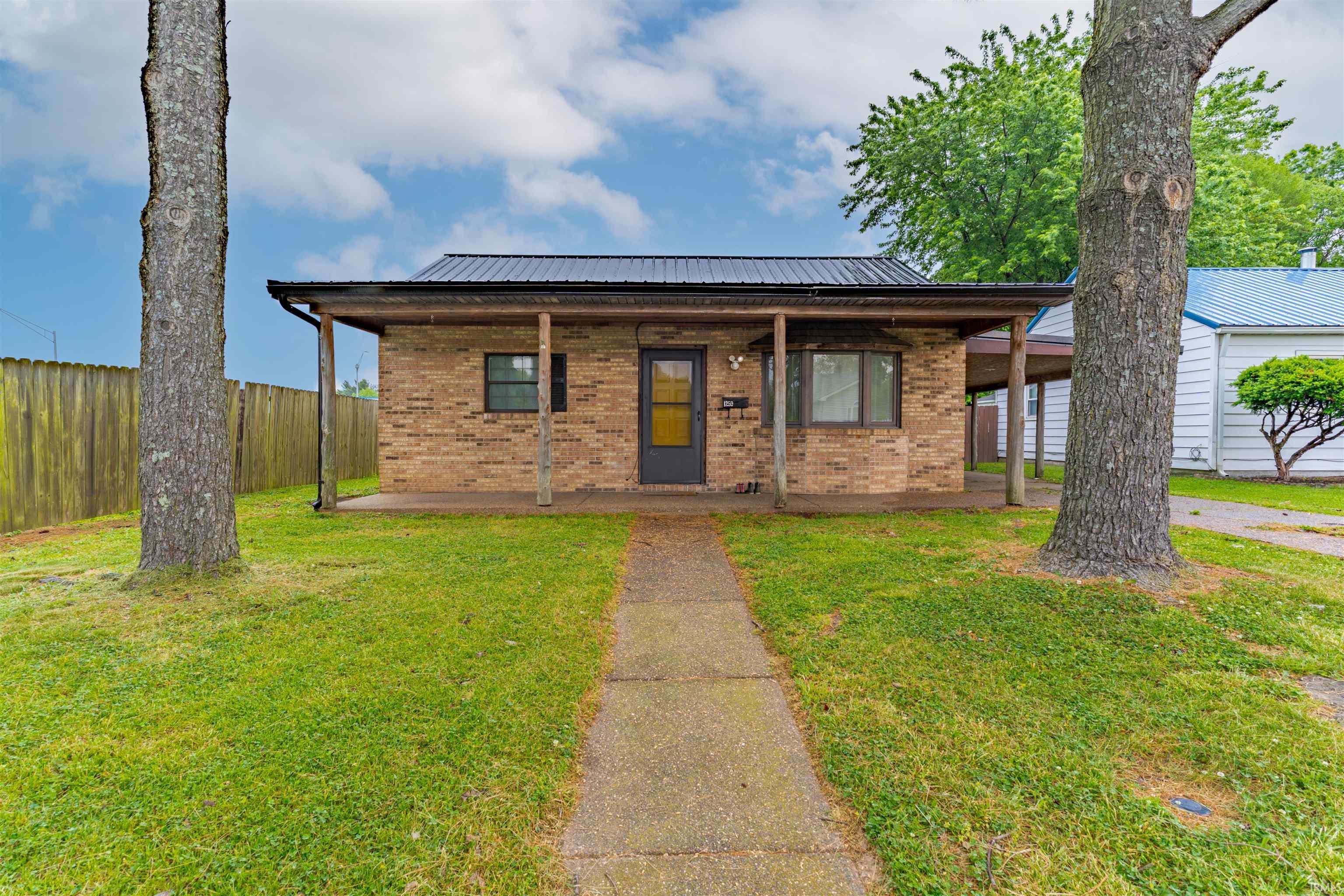1250 Maple Court Street — photo