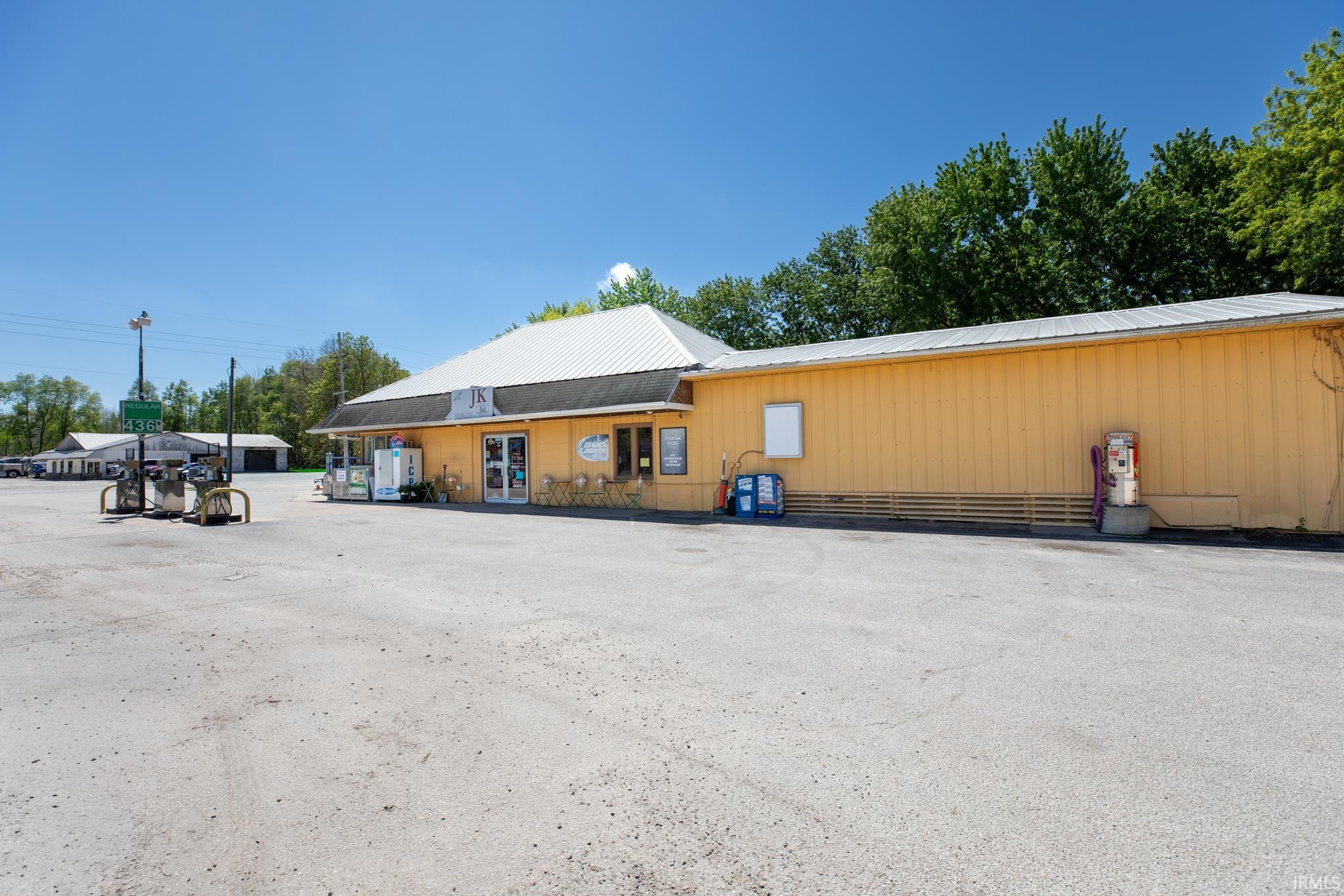 8995 S US Highway 35 — photo