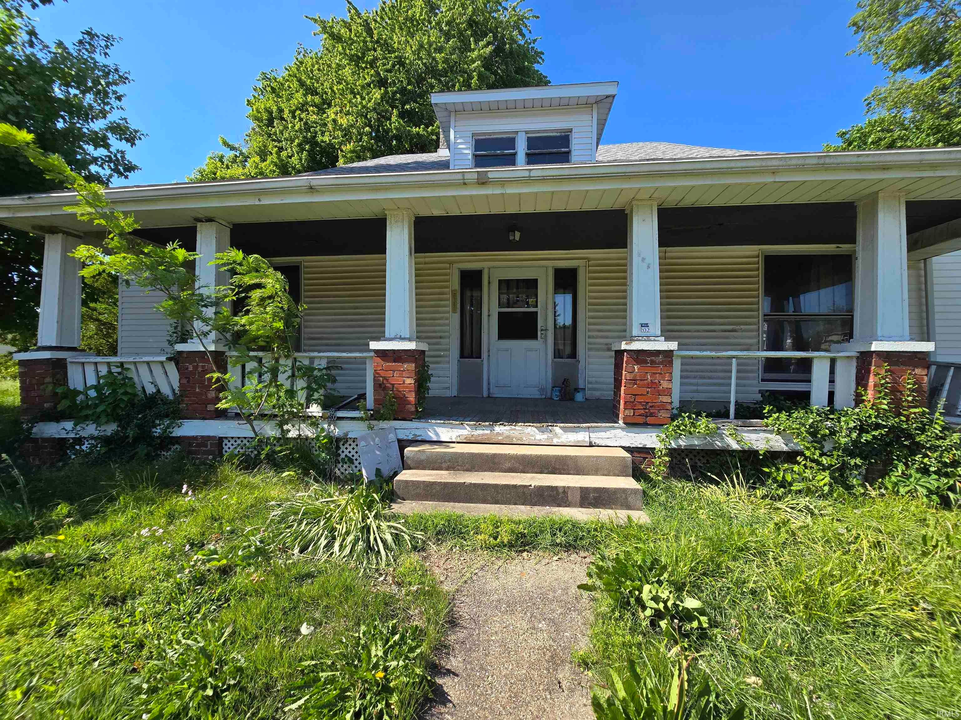 108 E Warrick Street — photo