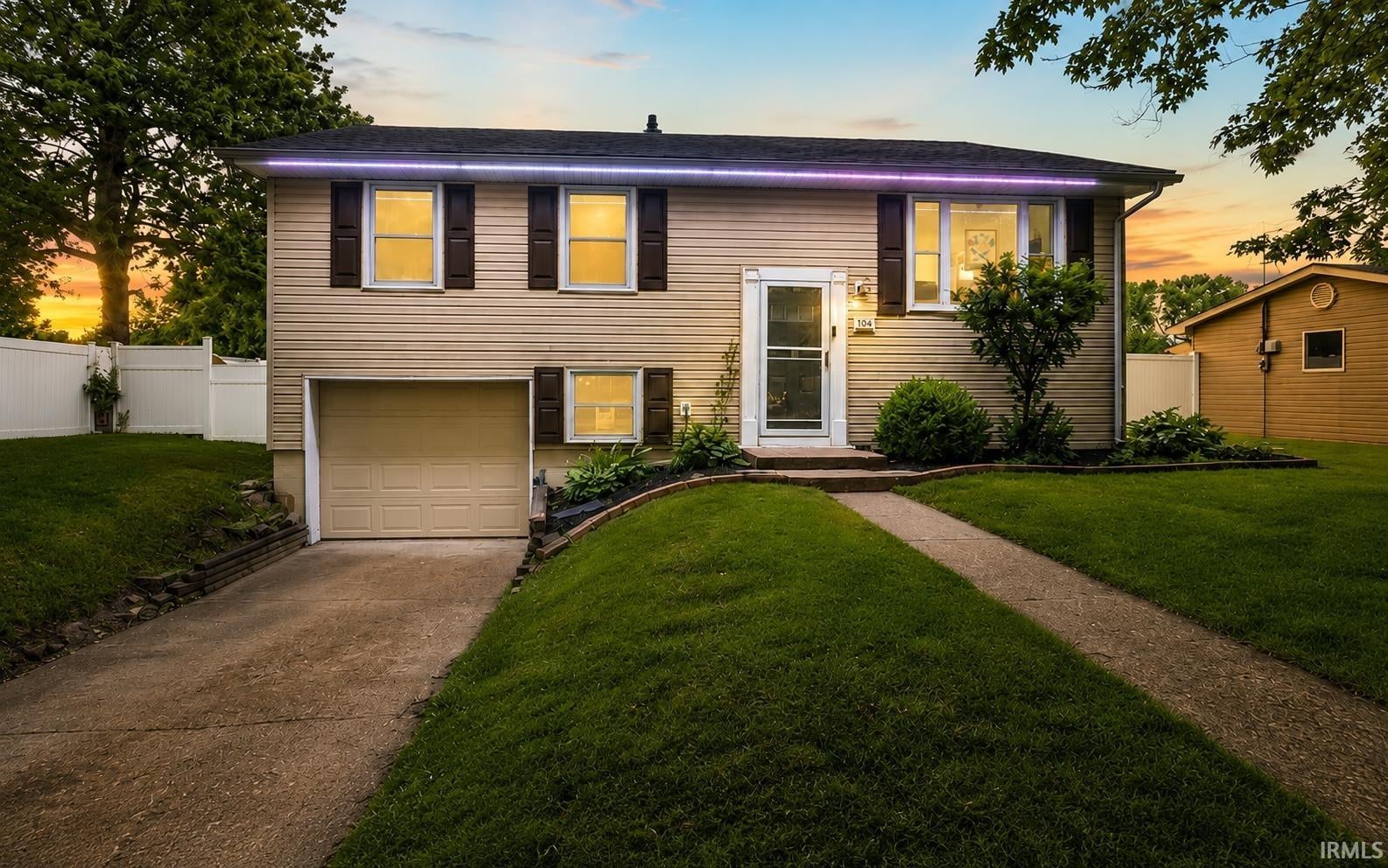 1404 Maplewood Drive — photo