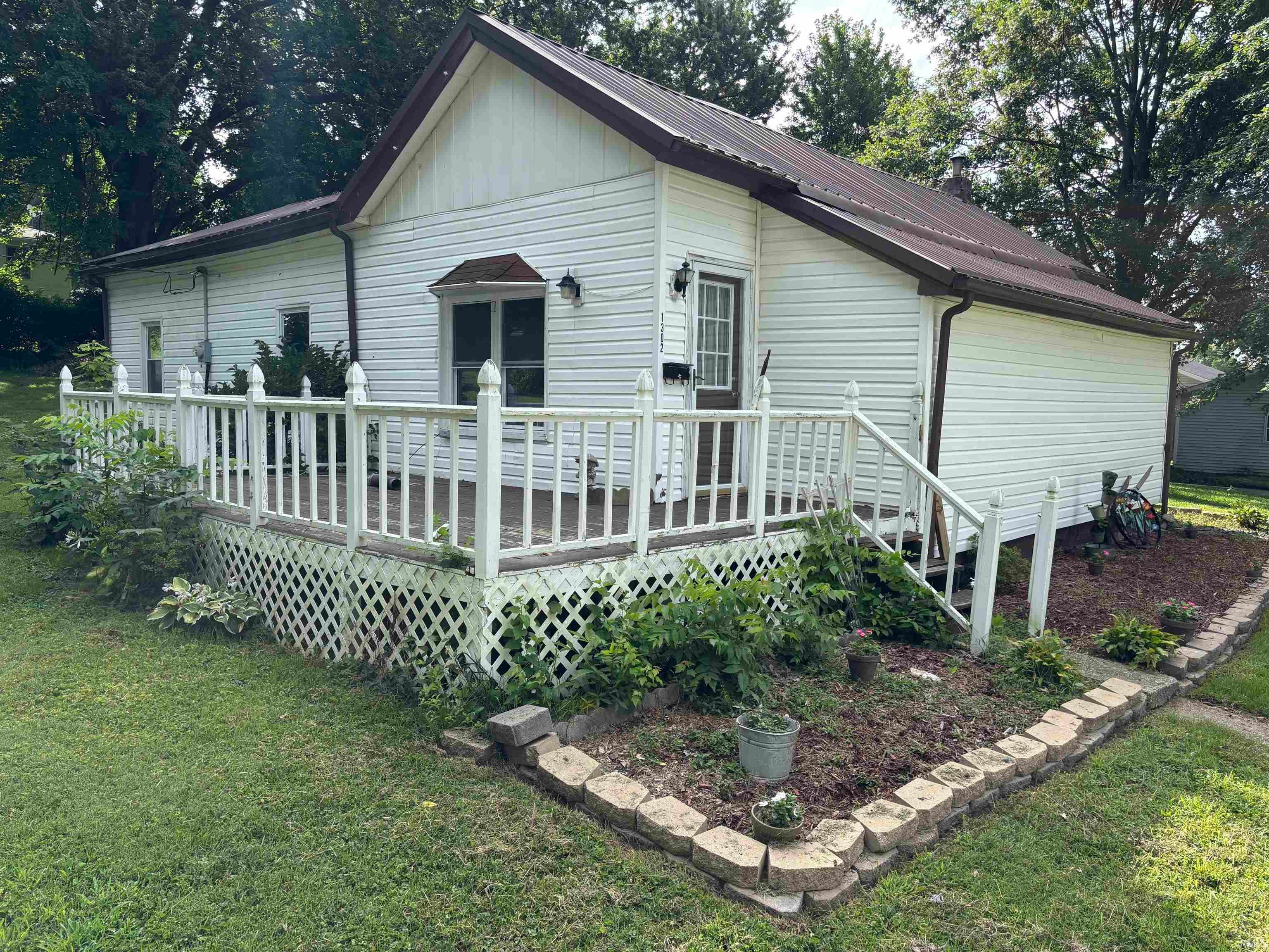 1302 E Sycamore Street — photo