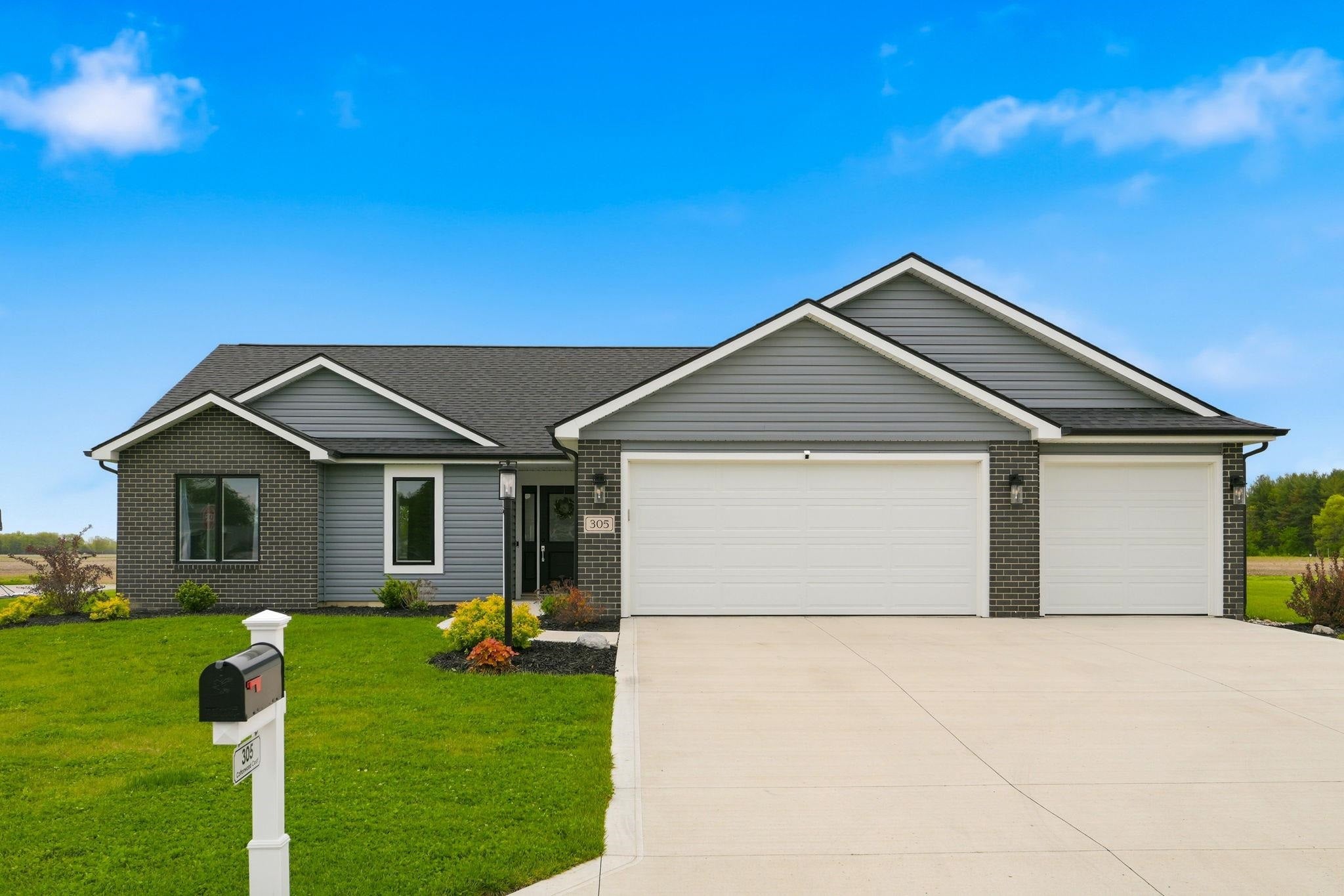 305 Cottonwood Court — photo
