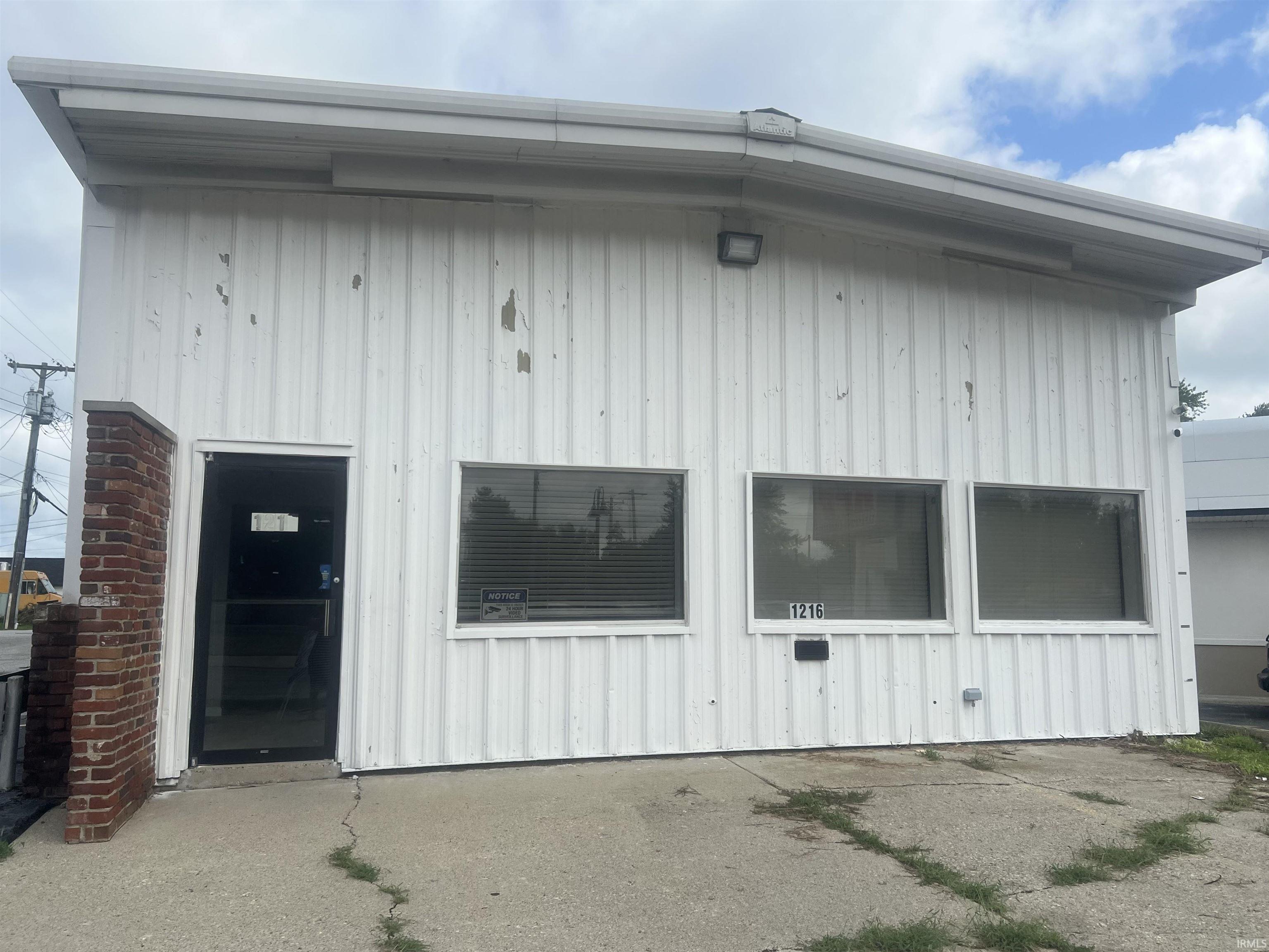 1216 E Markland Avenue — photo