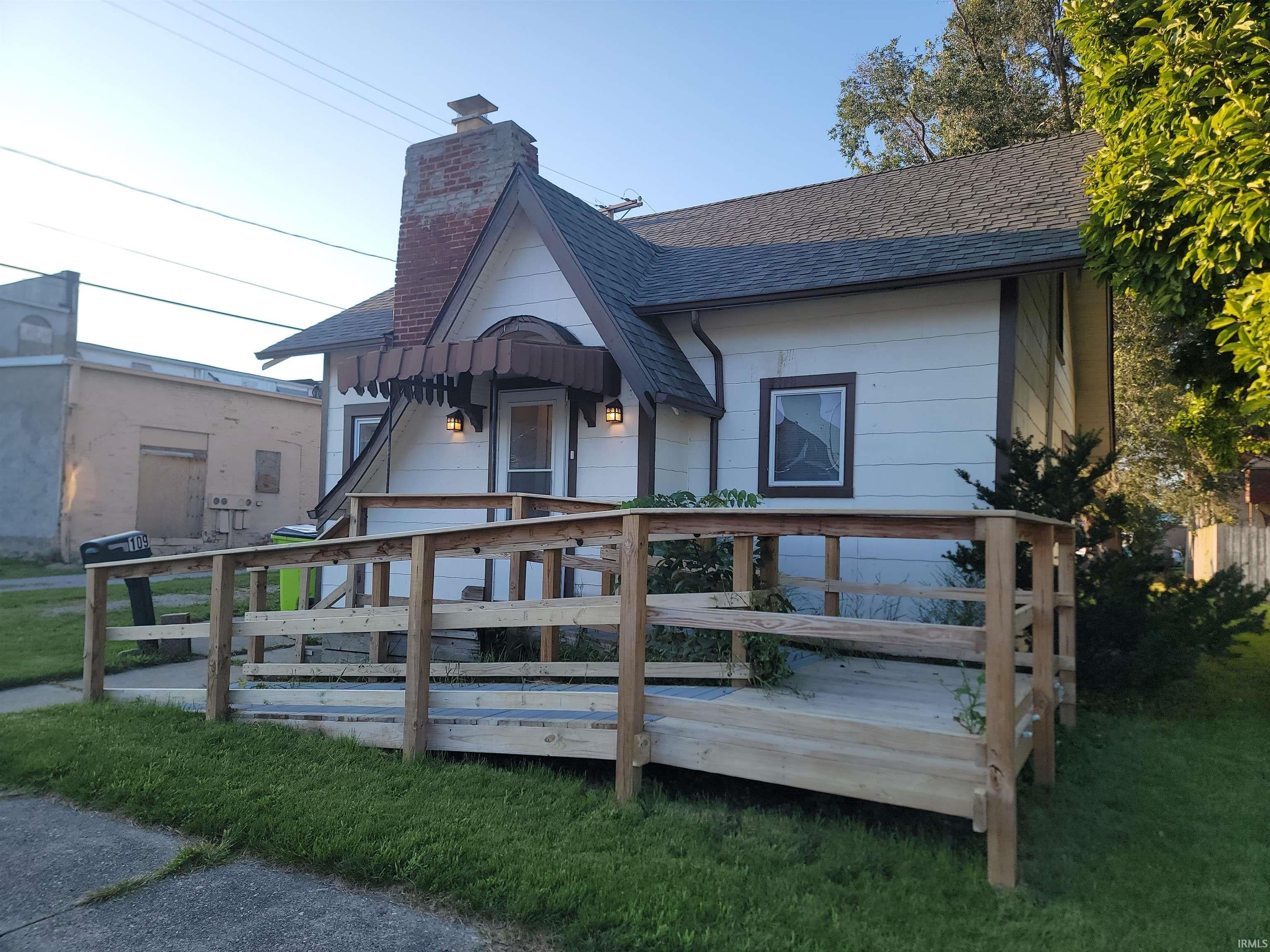 109 E Oak Street — photo