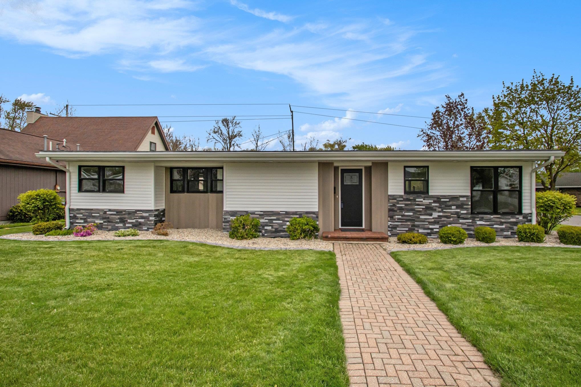 756 E John Street — photo