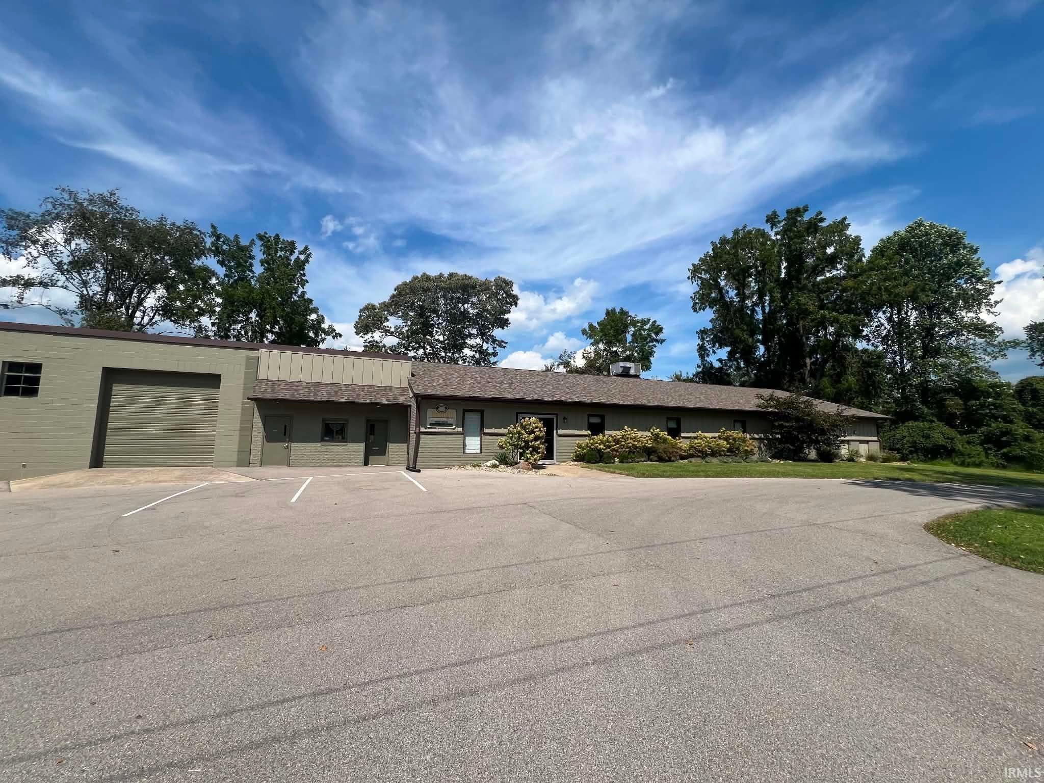 2051 W Fountain Drive — photo