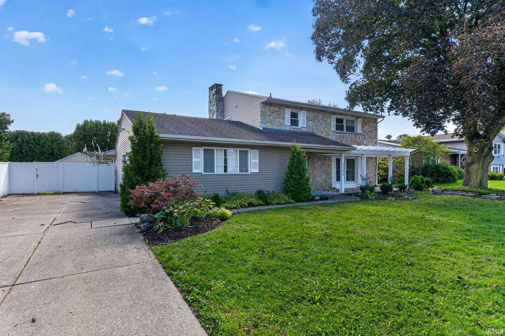 1352 Roelke Drive — photo