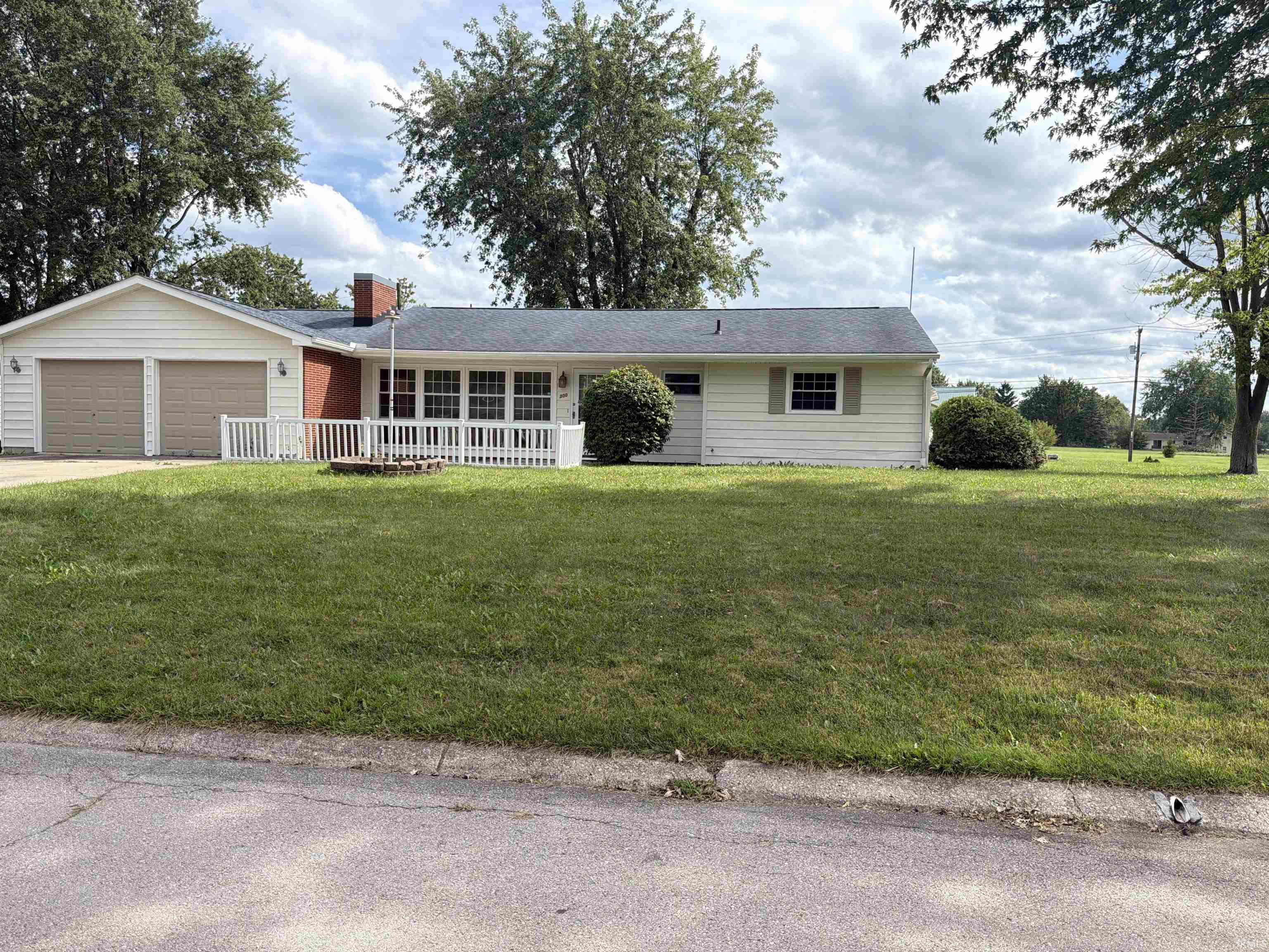 300 E Mayfair Lane — photo