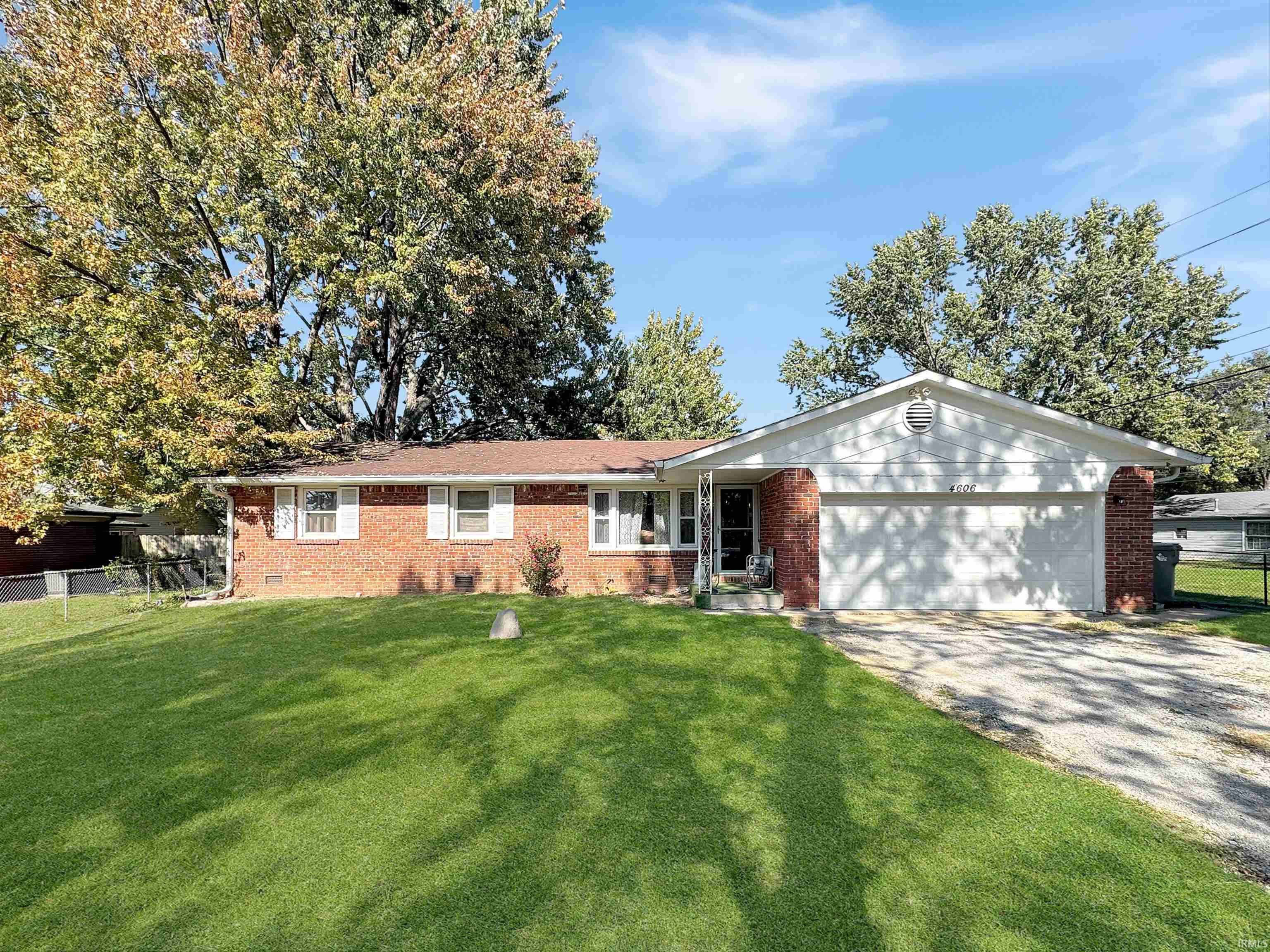 4606 Lois Lane — photo