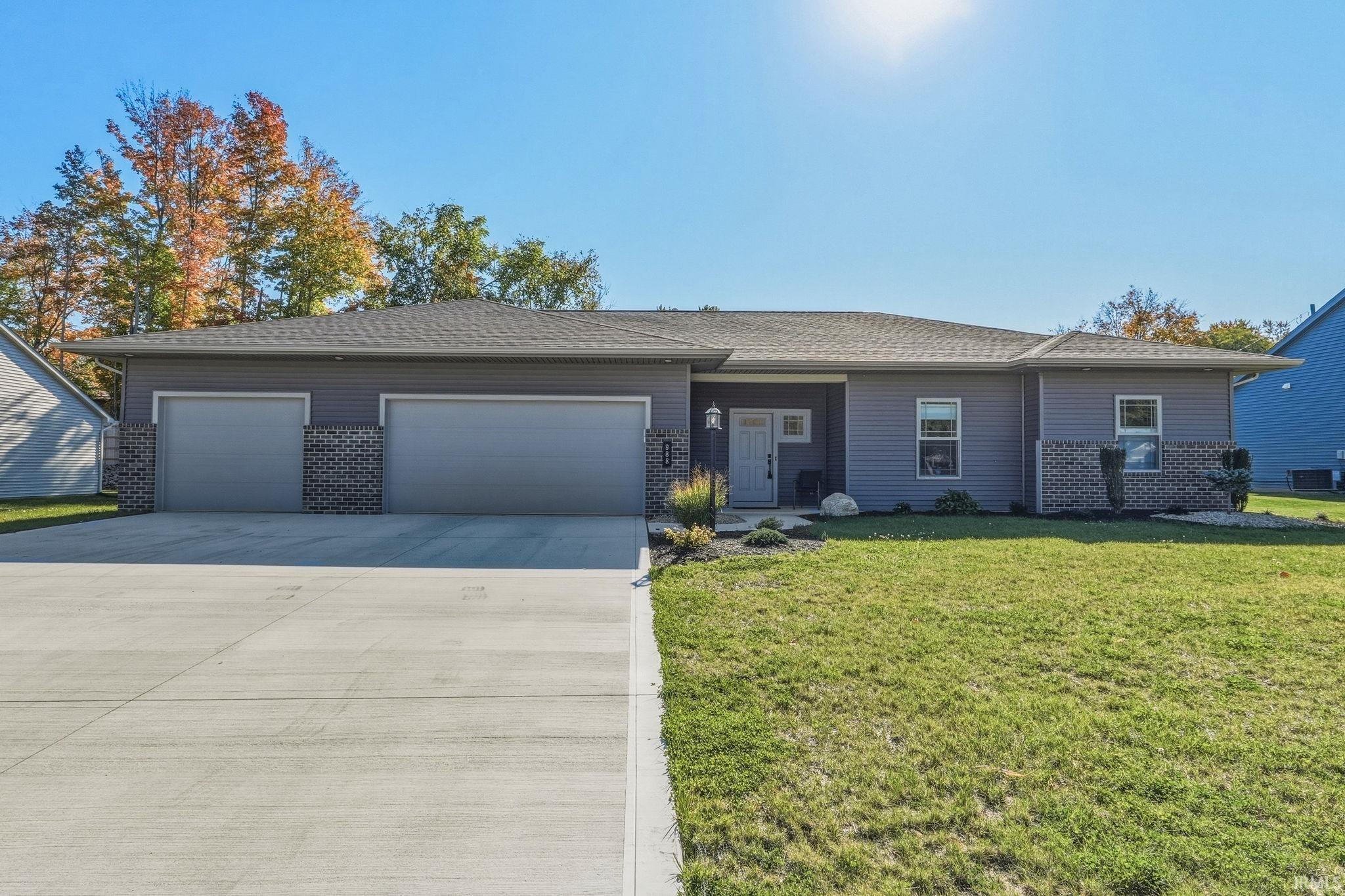 988 E Hawthorn Lane — photo