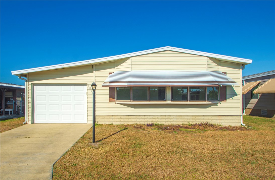 908 Oleander Circle — photo