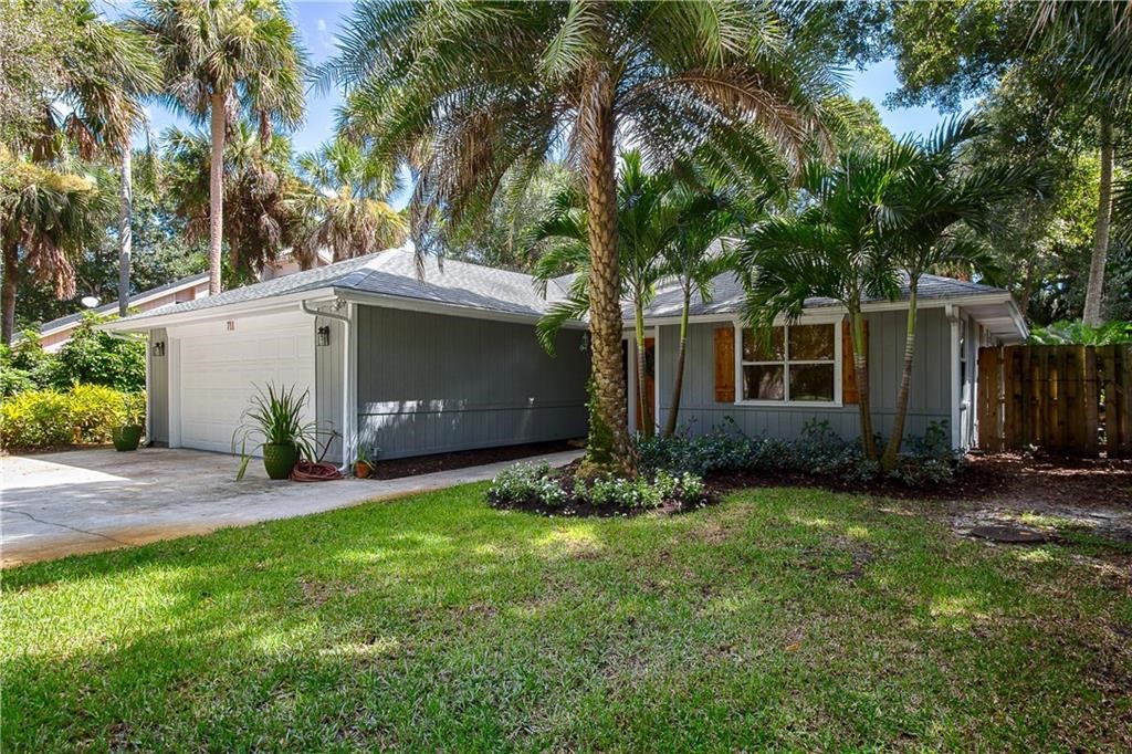 711 Royal Palm Place — photo