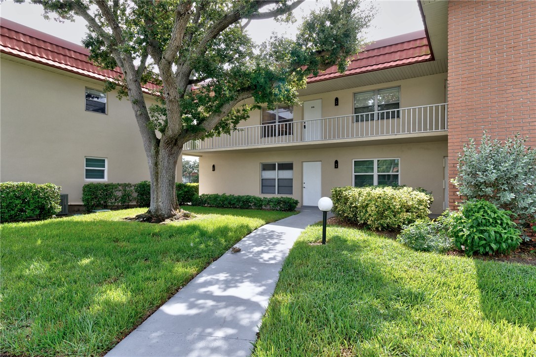 94 Spring Lake Drive 202 — photo