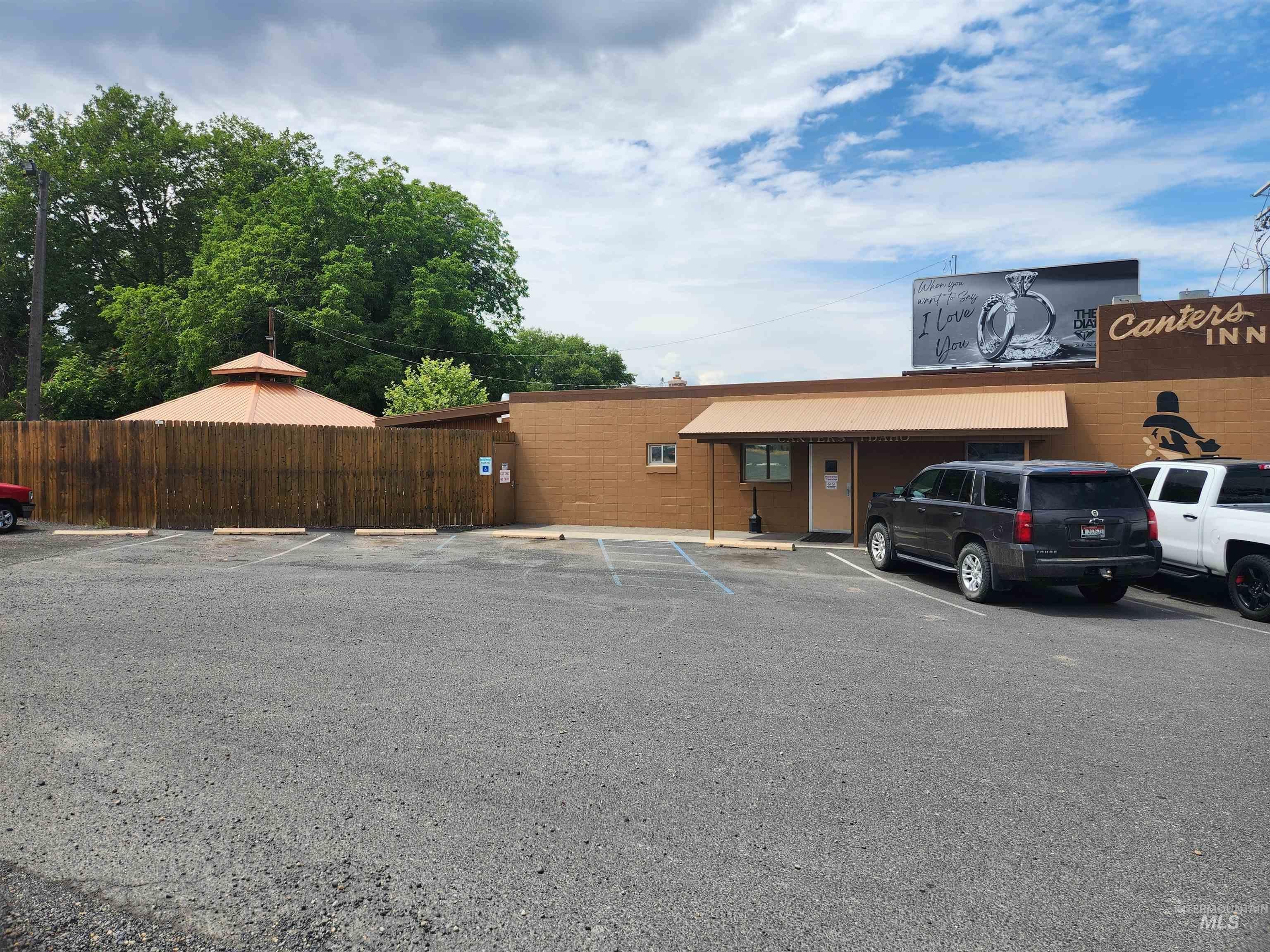 416 Thain Rd — photo