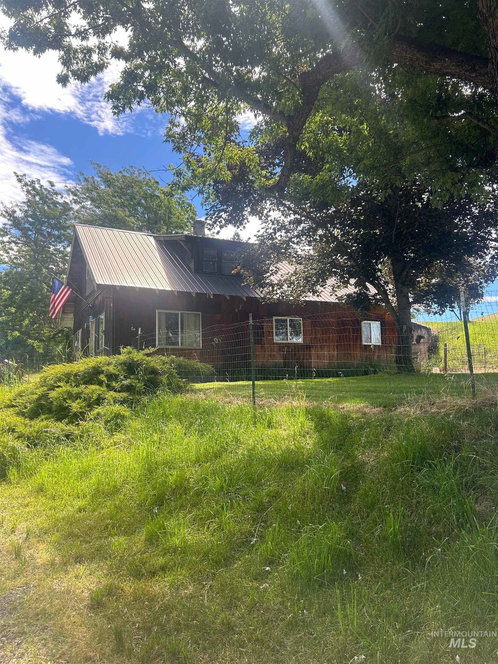 698 Leitch Creek Rd — photo