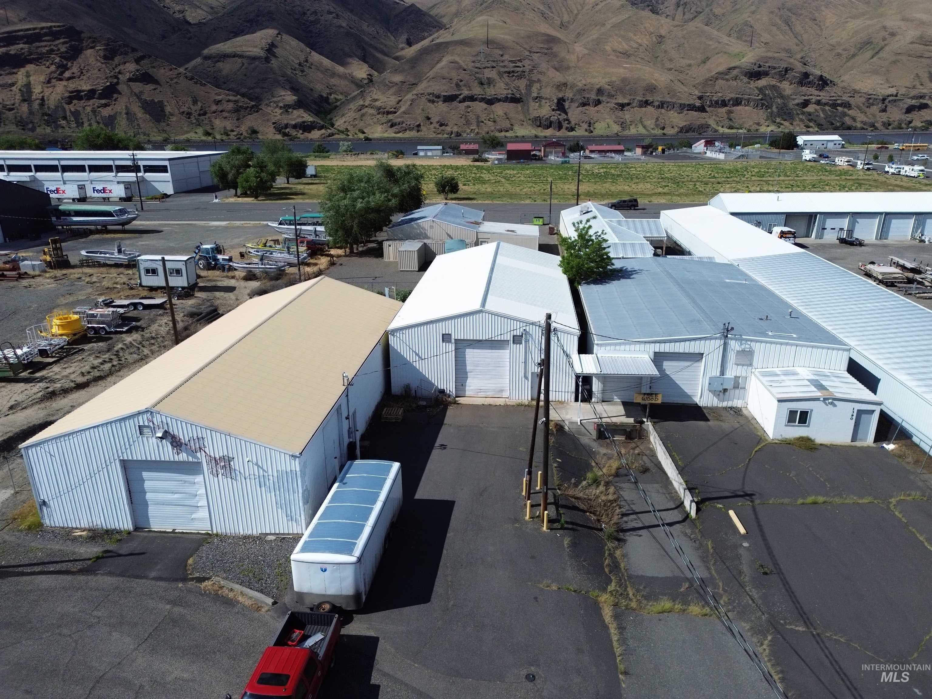 1390 Commercial Way — photo