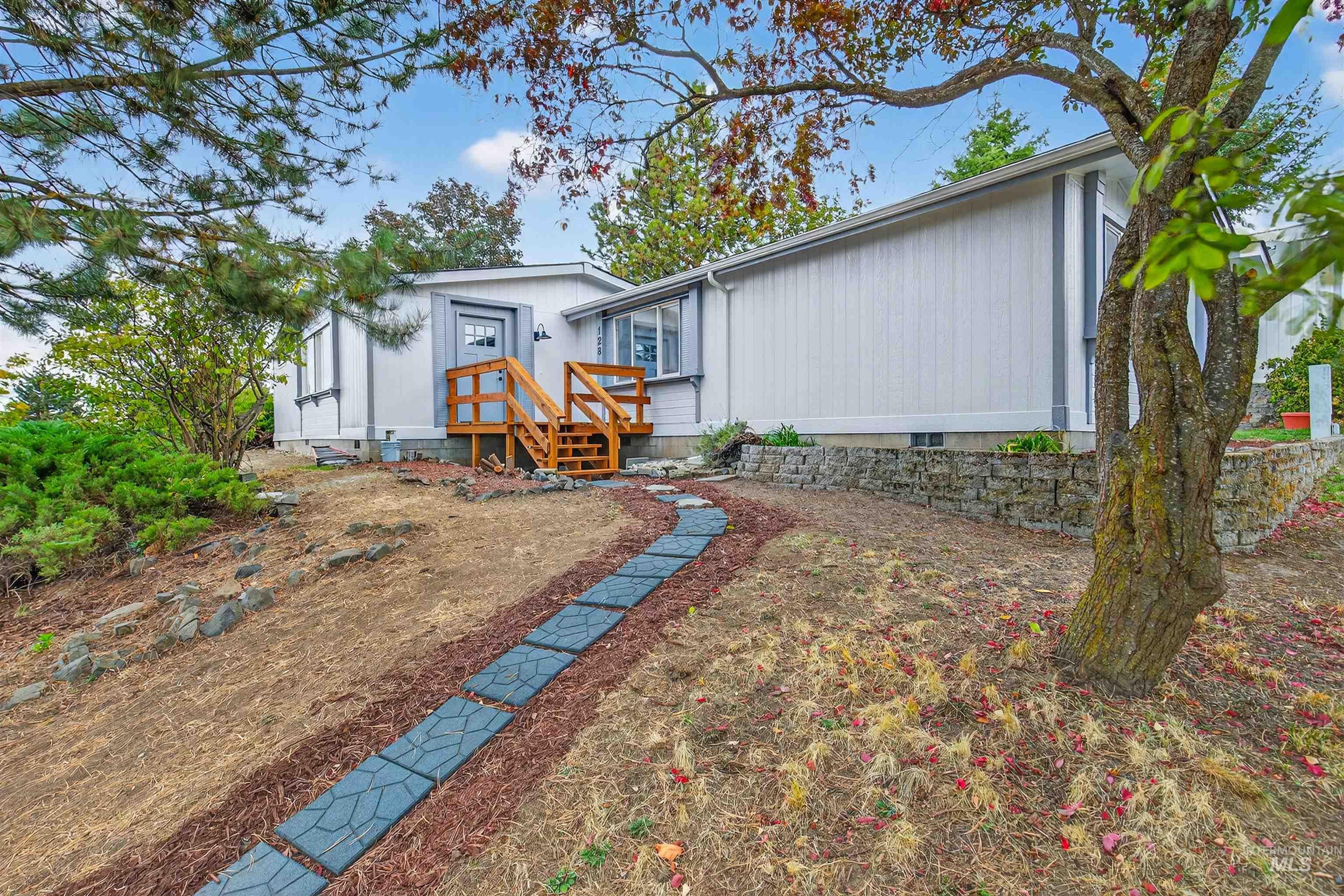 128 E Persimmon St — photo