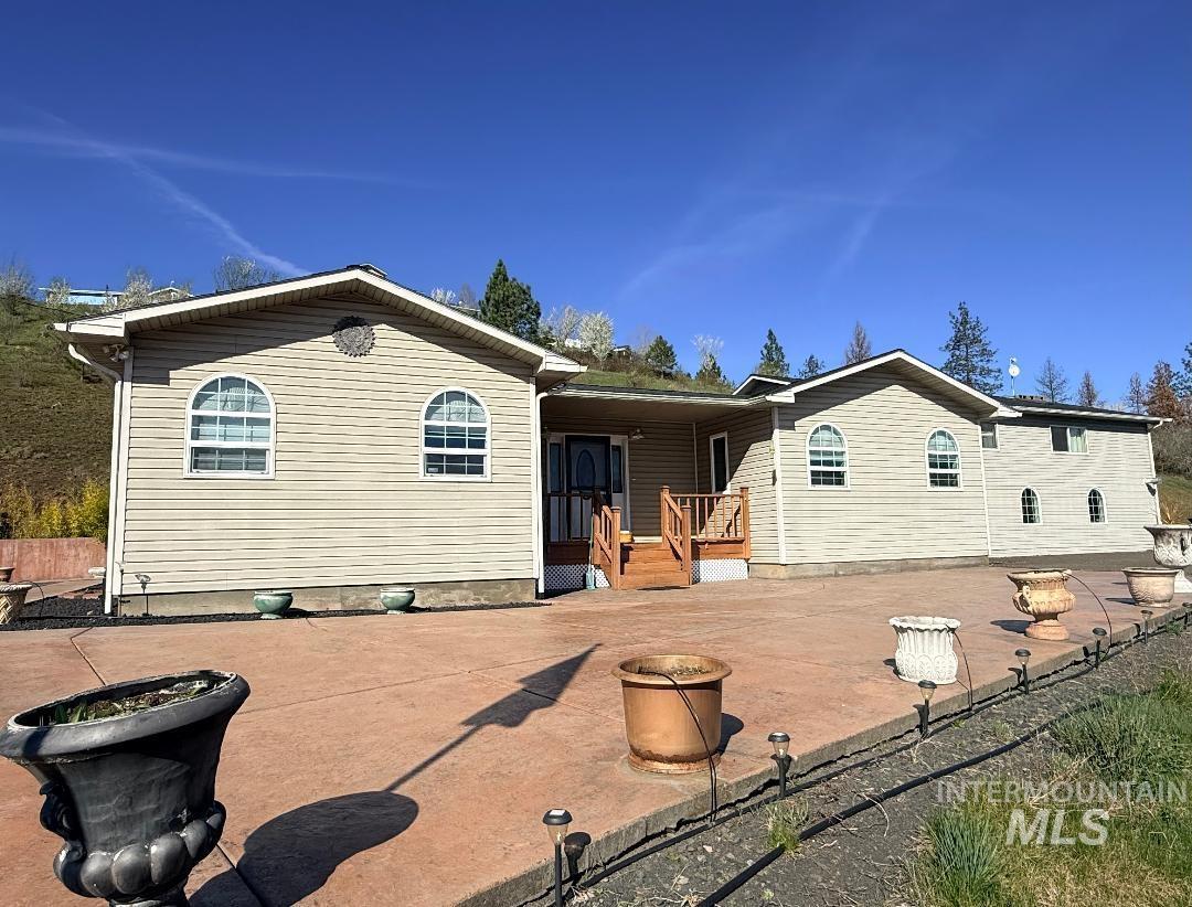811 Crest Dr — photo