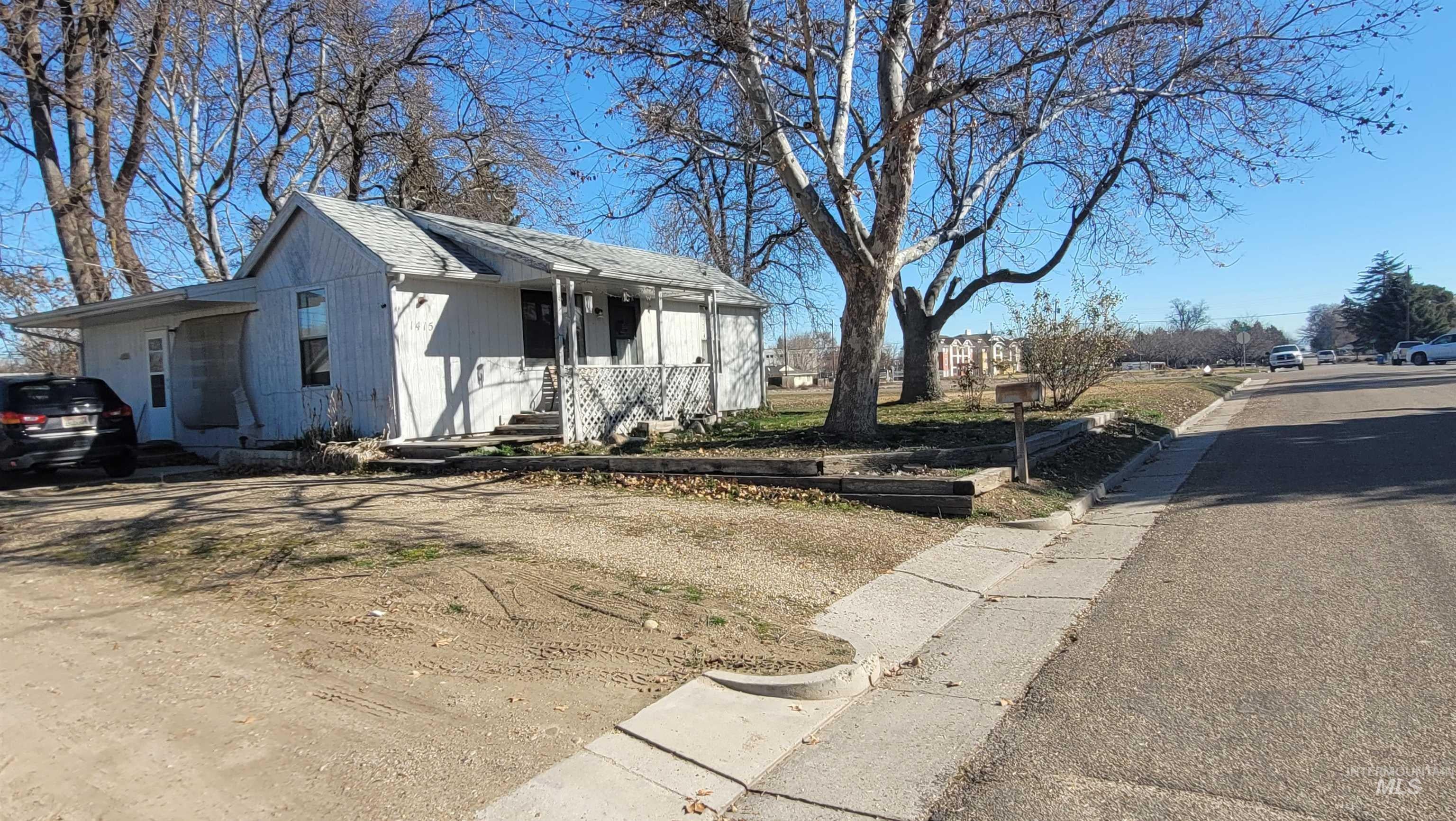 1415 E Oak St — photo