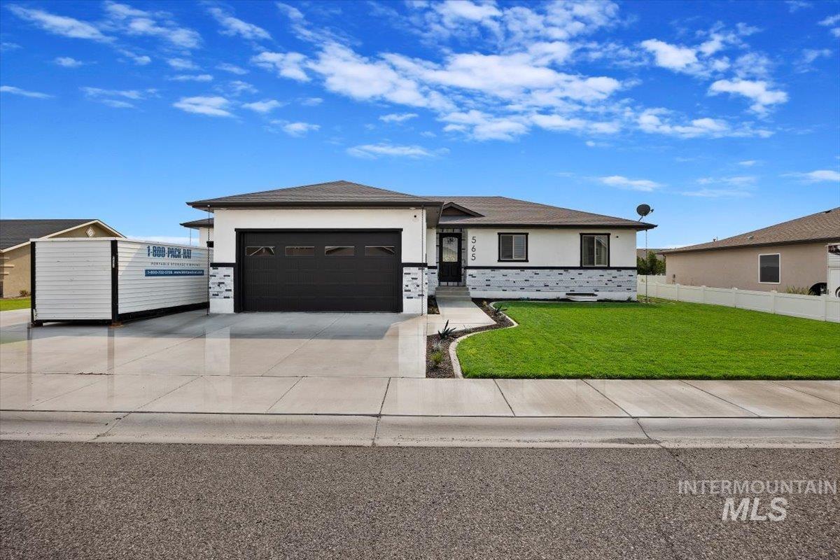 565 Clearwater Way — photo