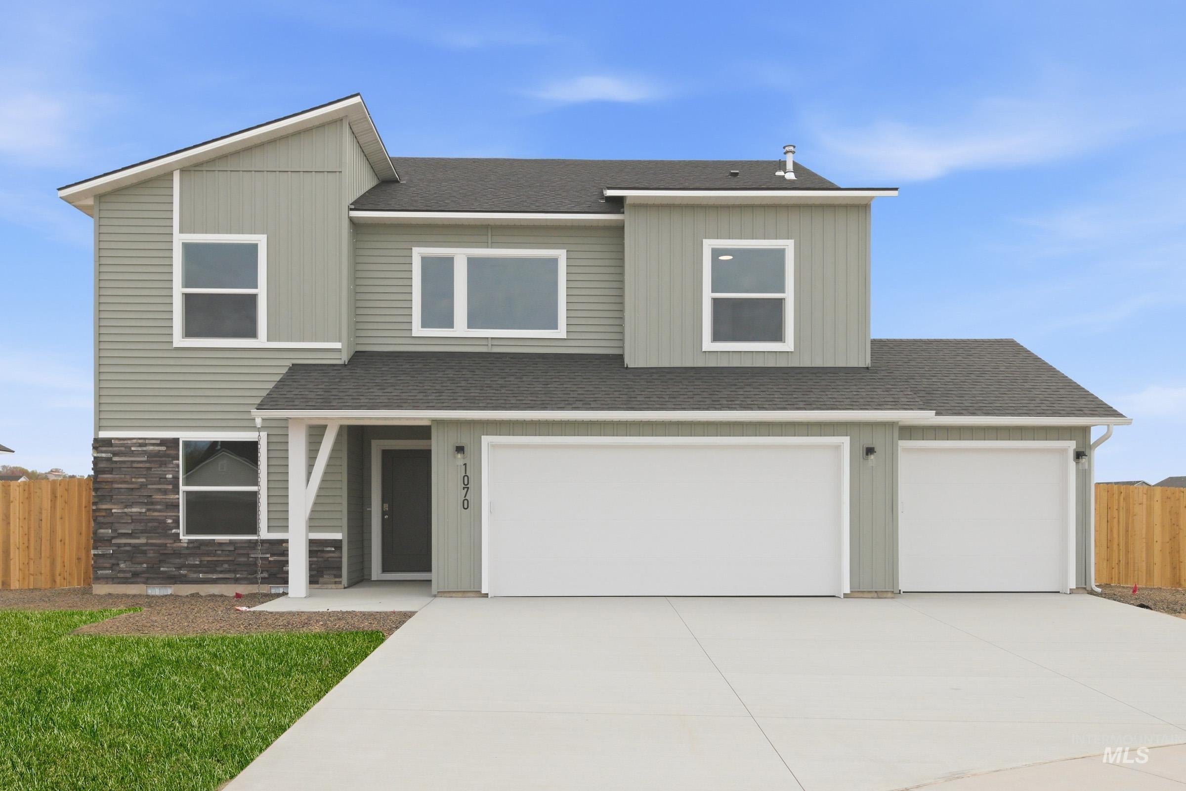 1070 Woods Bog Ave — photo