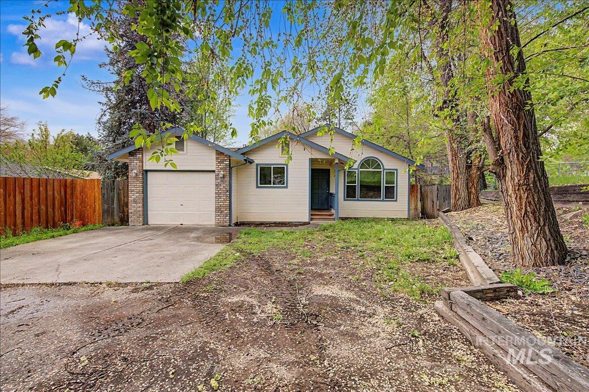 2501 W Hill Rd — photo