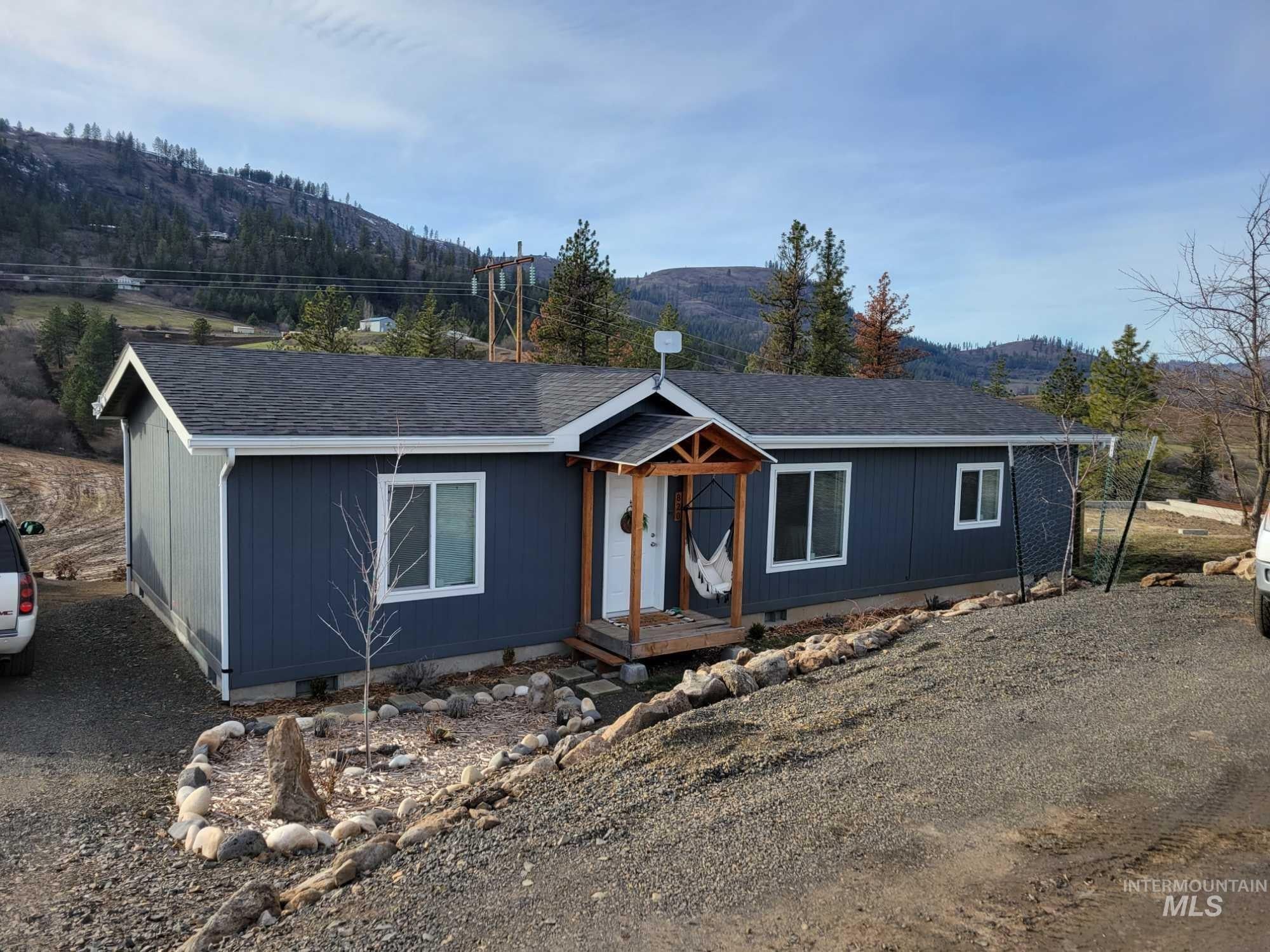 820 Crest Drive — photo