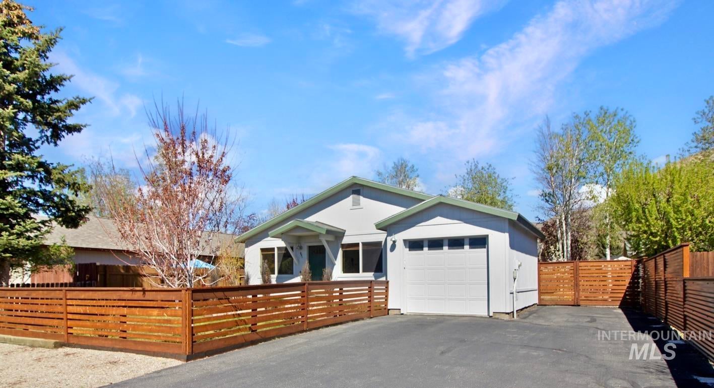 951 Forest Bend Dr — photo