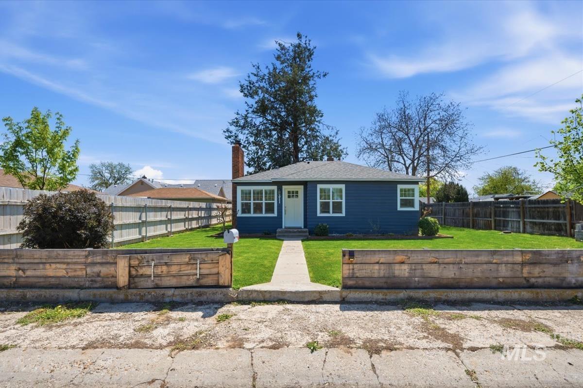 211 W. Dewey Ave. — photo