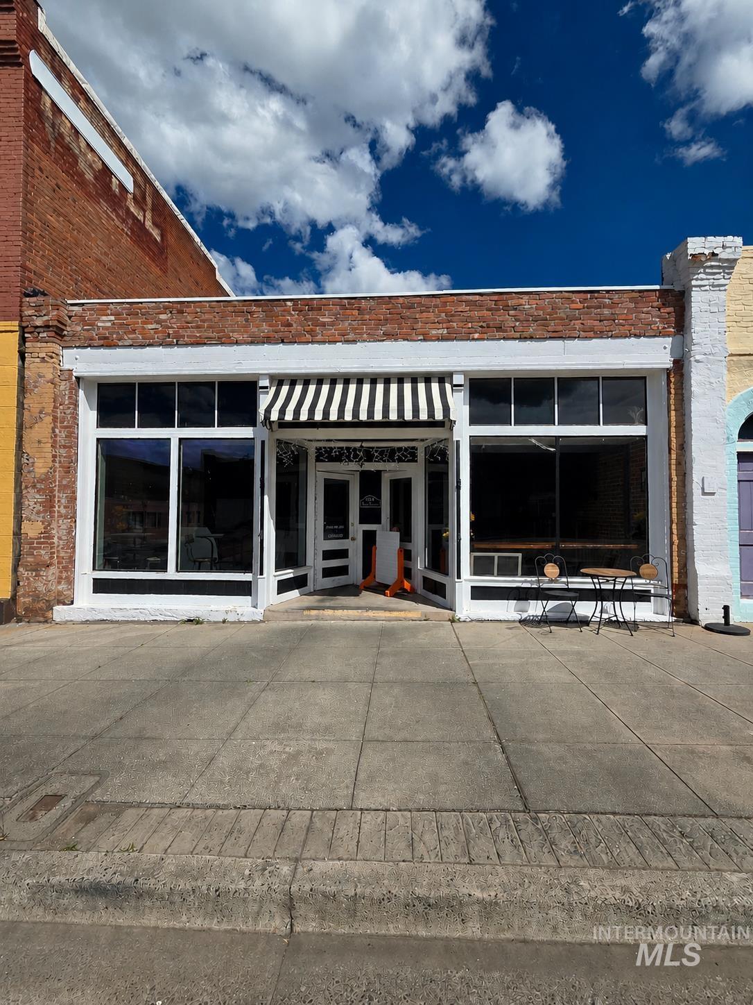 847 Main Street — photo